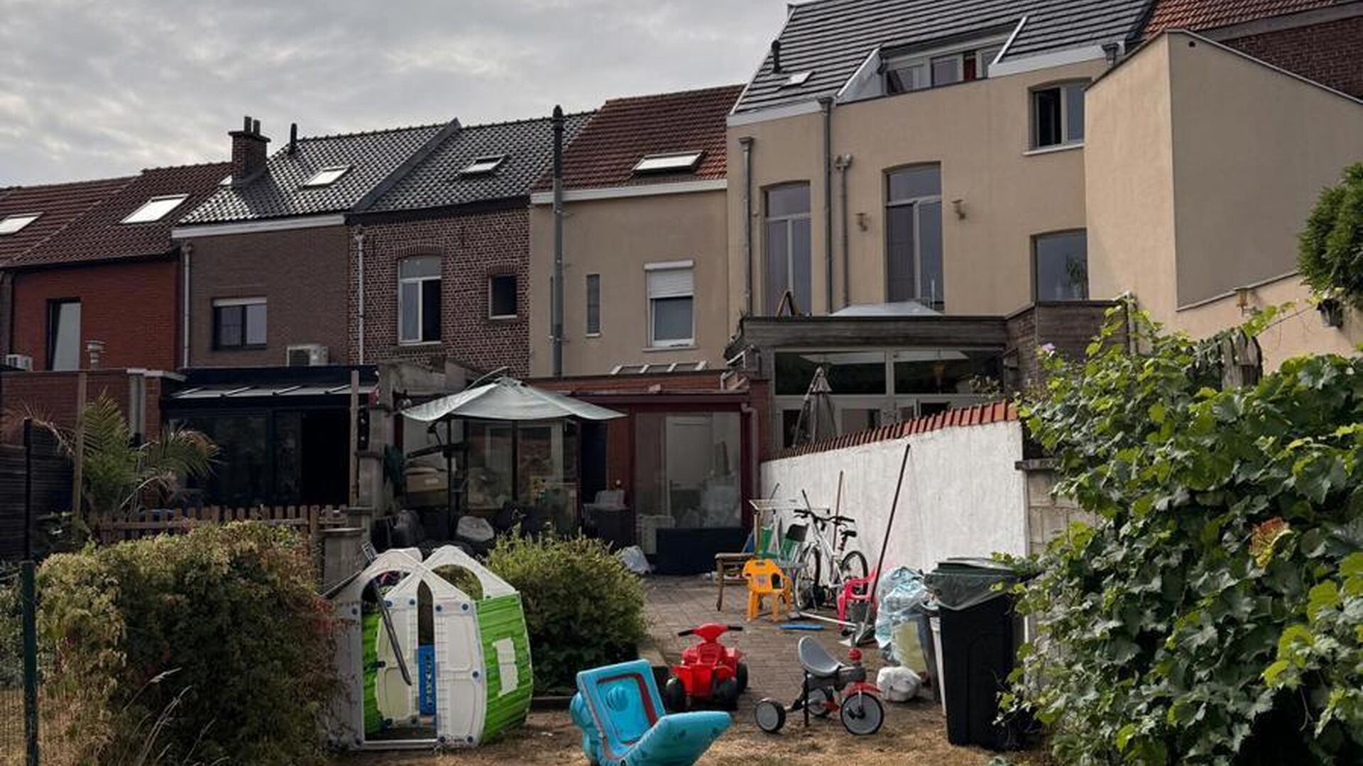 Deze charmante woning is gelegen in de rustige en gezellige Richard Valvekensstraat in Kessel-op. De woning biedt een ideale combinatie van comfort en rust, perfect voor wie op zoek is naar een fijne woonplek in een groene en rustige omgeving.

De woning 