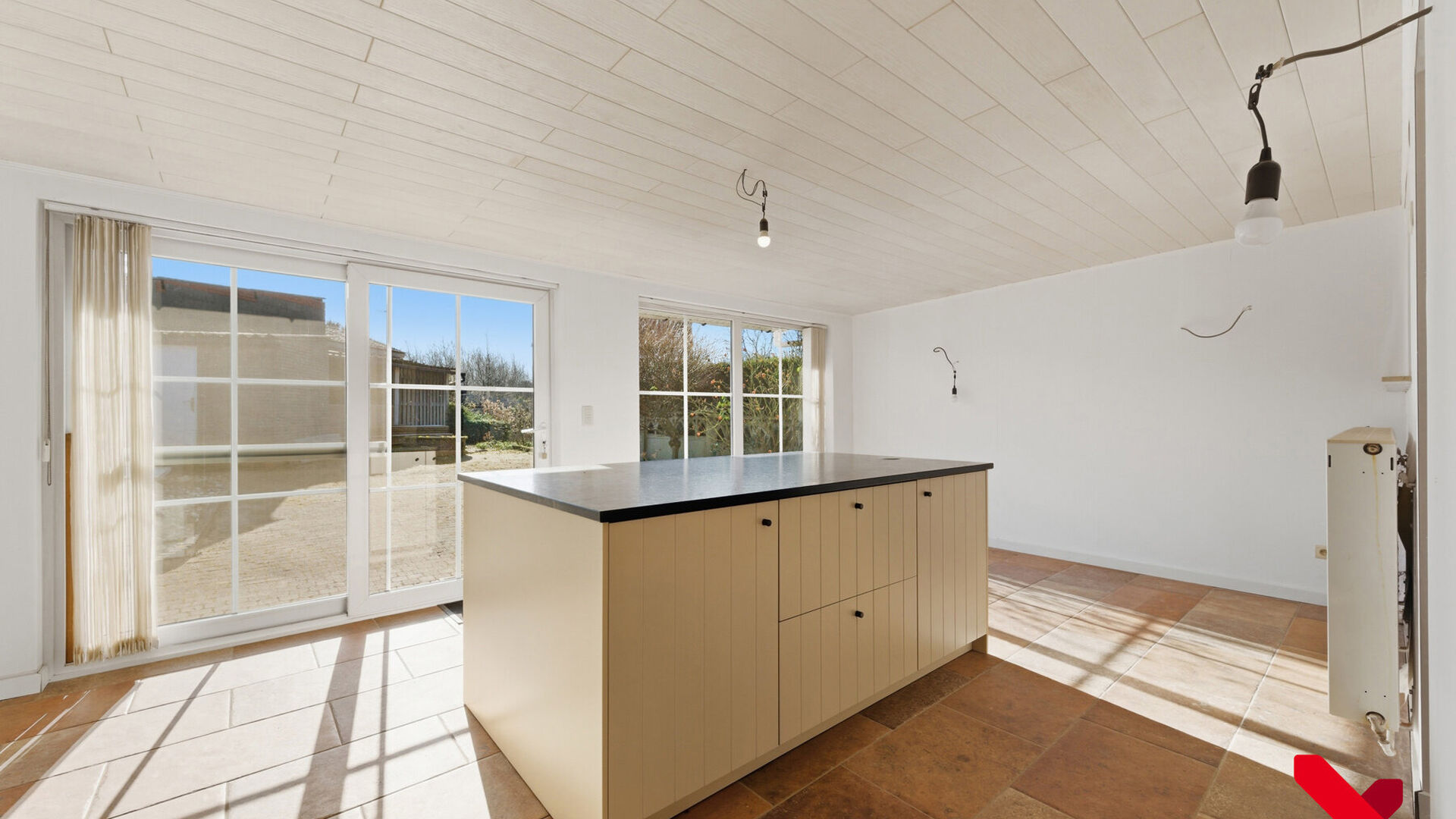 Welkom in Scherpenheuvel-Zichem! Deze charmante halfopen bebouwing is gelegen op een ruim perceel en bevindt zich op een strategische ligging tussen de steden Leuven, Aarschot en Diest. Ondanks zijn rustige ligging, bevinden we ons toch op wandelafstand v