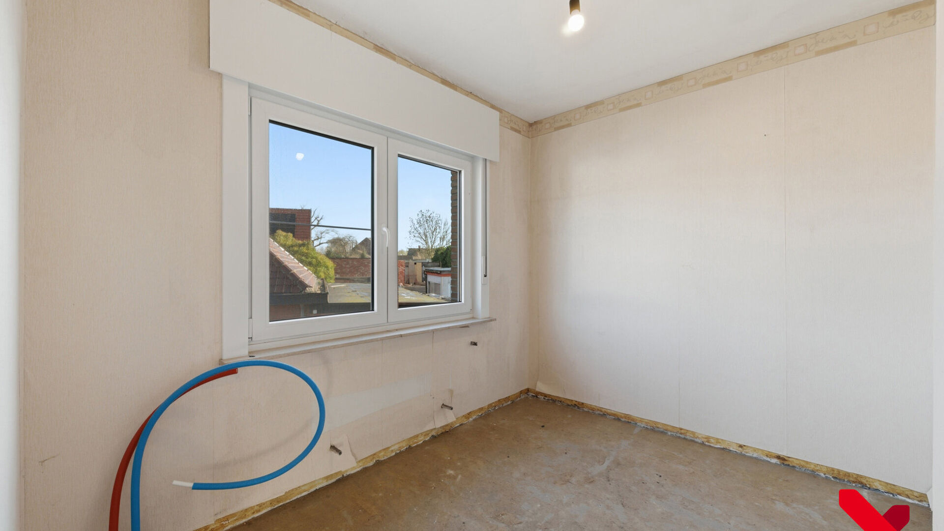 Welkom in Scherpenheuvel-Zichem! Deze charmante halfopen bebouwing is gelegen op een ruim perceel en bevindt zich op een strategische ligging tussen de steden Leuven, Aarschot en Diest. Ondanks zijn rustige ligging, bevinden we ons toch op wandelafstand v