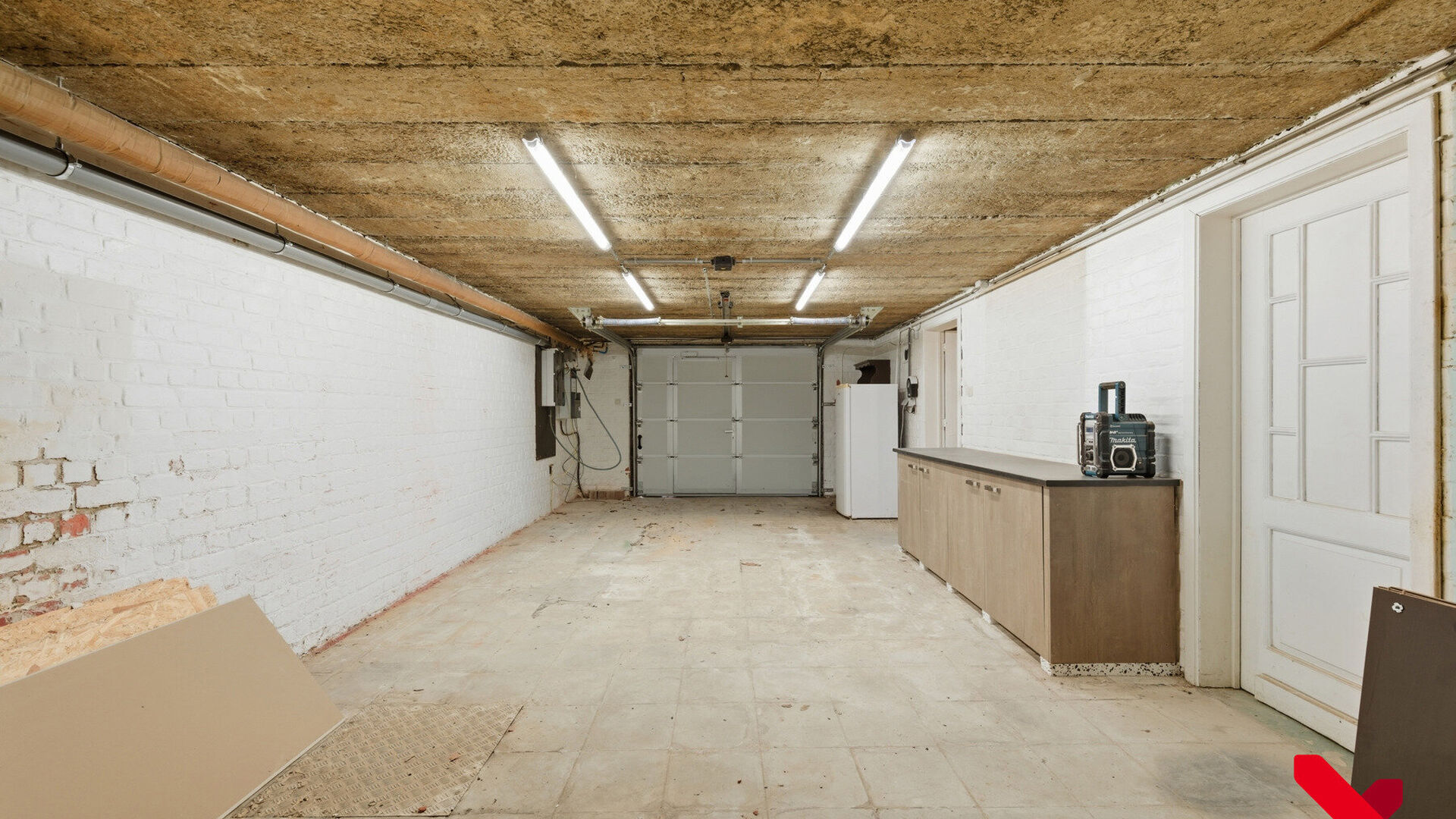 Welkom in Scherpenheuvel-Zichem! Deze charmante halfopen bebouwing is gelegen op een ruim perceel en bevindt zich op een strategische ligging tussen de steden Leuven, Aarschot en Diest. Ondanks zijn rustige ligging, bevinden we ons toch op wandelafstand v