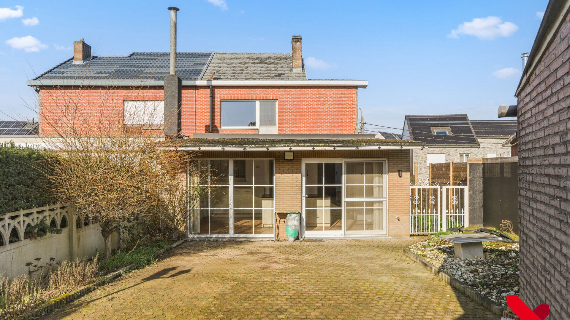 Welkom in Scherpenheuvel-Zichem! Deze charmante halfopen bebouwing is gelegen op een ruim perceel en bevindt zich op een strategische ligging tussen de steden Leuven, Aarschot en Diest. Ondanks zijn rustige ligging, bevinden we ons toch op wandelafstand v