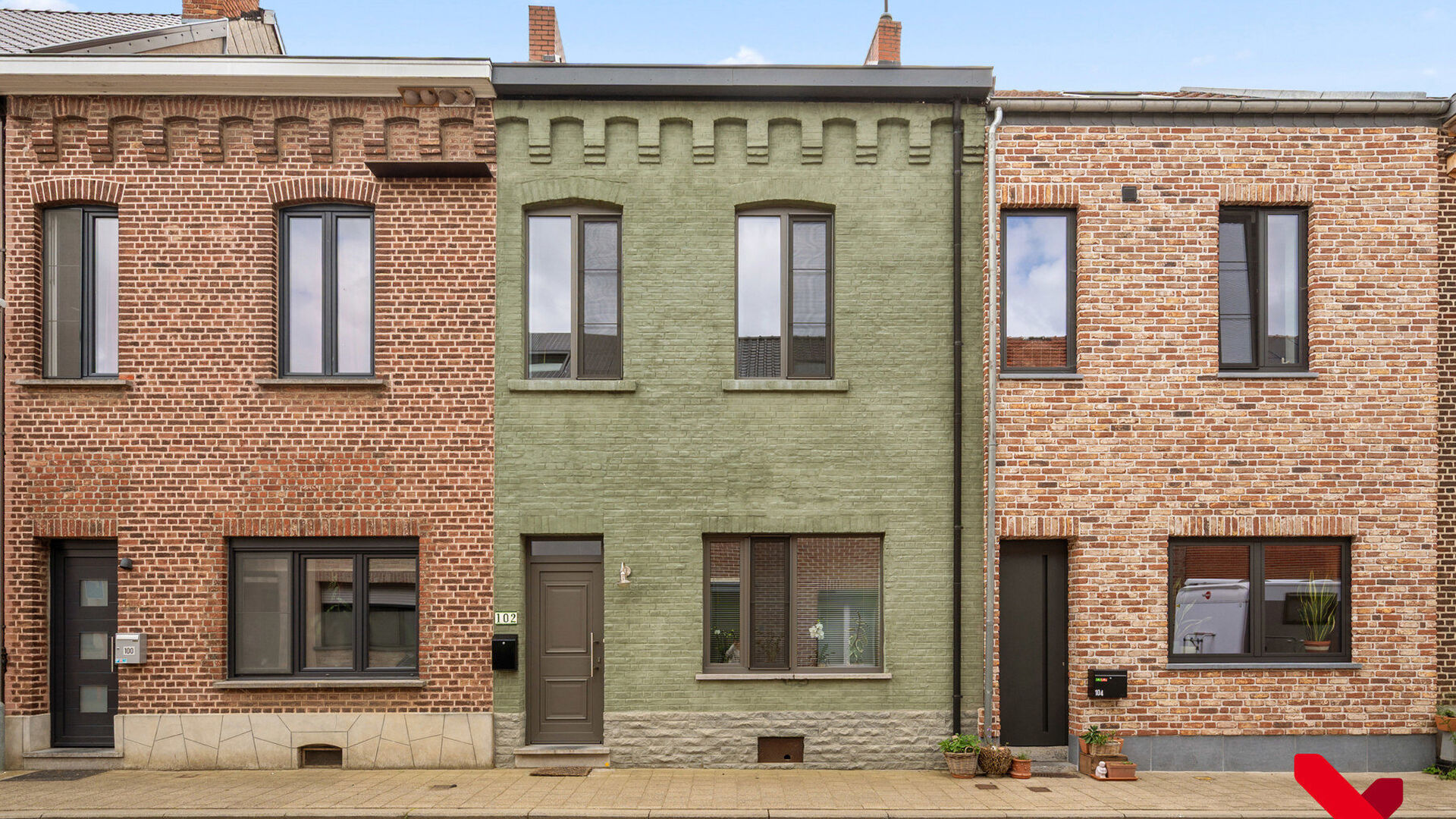 Welkom in Tienen! Deze instapklare woning, volledig gerenoveerd in 2018, geniet van een rustige ligging aan de stadsrand, met winkels, scholen en openbaar vervoer op wandel- en fietsafstand.

Via de inkomhal met vestiaire betreden we de woning. De open le