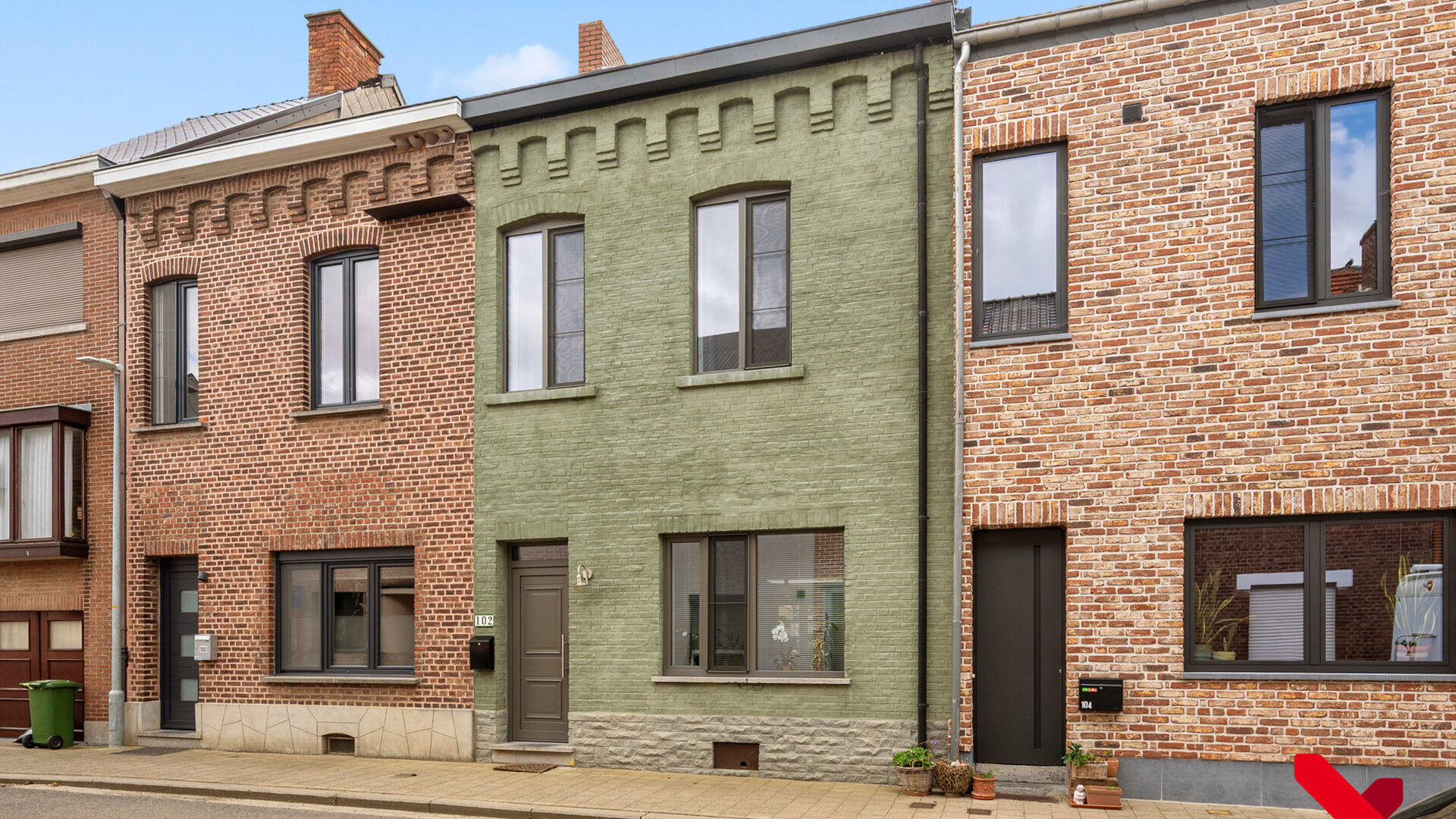 Welkom in Tienen! Deze instapklare woning, volledig gerenoveerd in 2018, geniet van een rustige ligging aan de stadsrand, met winkels, scholen en openbaar vervoer op wandel- en fietsafstand.

Via de inkomhal met vestiaire betreden we de woning. De open le