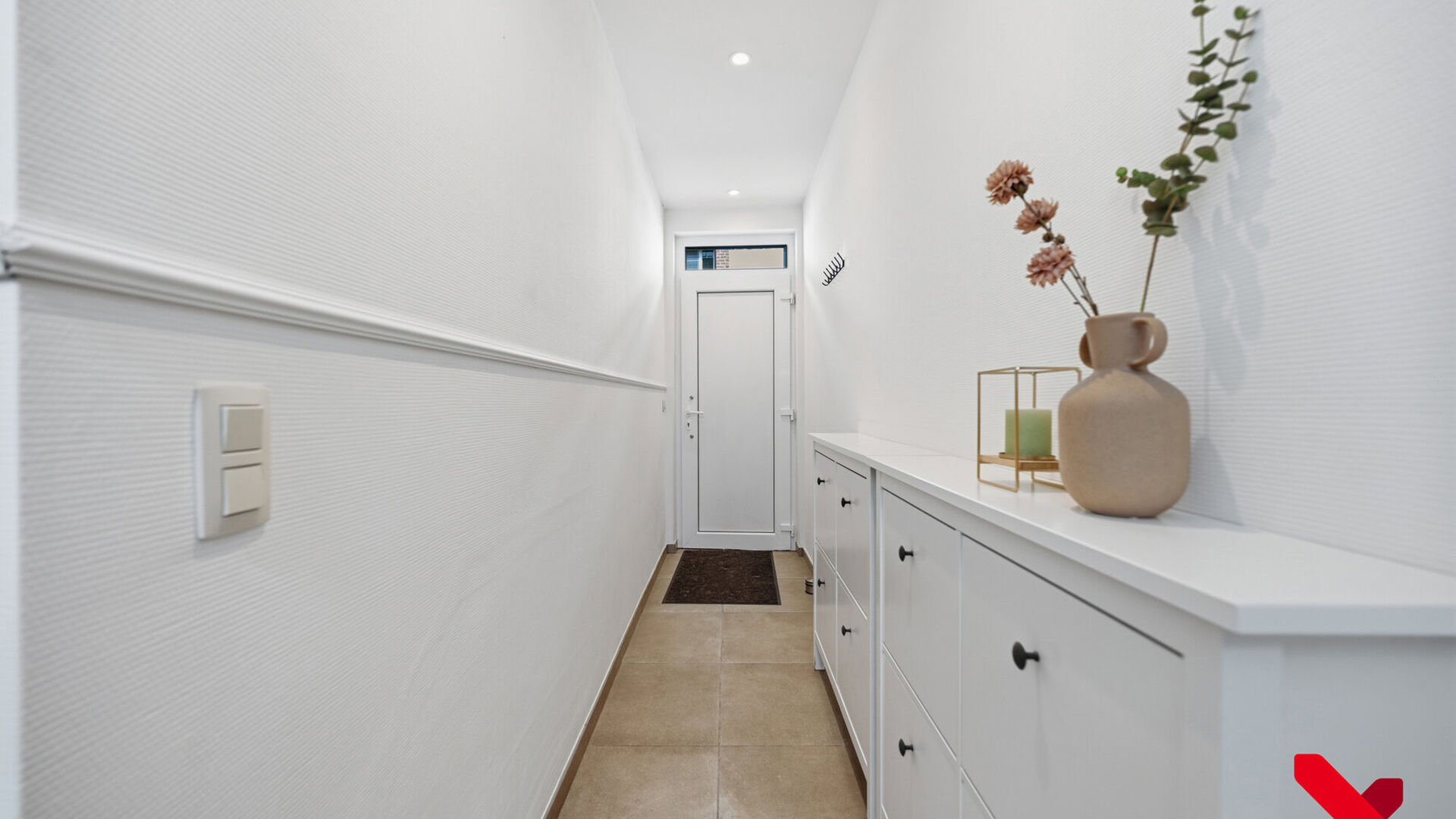 Welkom in Tienen! Deze instapklare woning, volledig gerenoveerd in 2018, geniet van een rustige ligging aan de stadsrand, met winkels, scholen en openbaar vervoer op wandel- en fietsafstand.

Via de inkomhal met vestiaire betreden we de woning. De open le