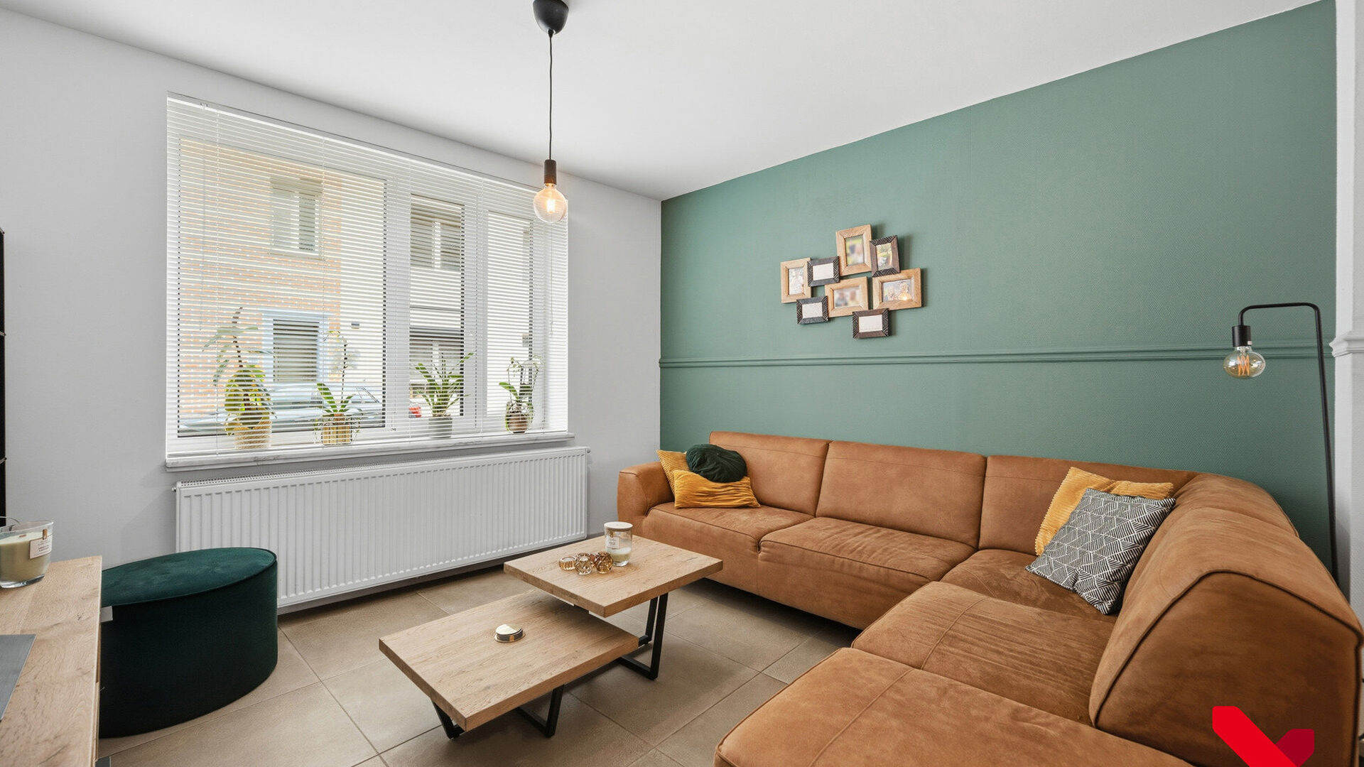 Welkom in Tienen! Deze instapklare woning, volledig gerenoveerd in 2018, geniet van een rustige ligging aan de stadsrand, met winkels, scholen en openbaar vervoer op wandel- en fietsafstand.

Via de inkomhal met vestiaire betreden we de woning. De open le
