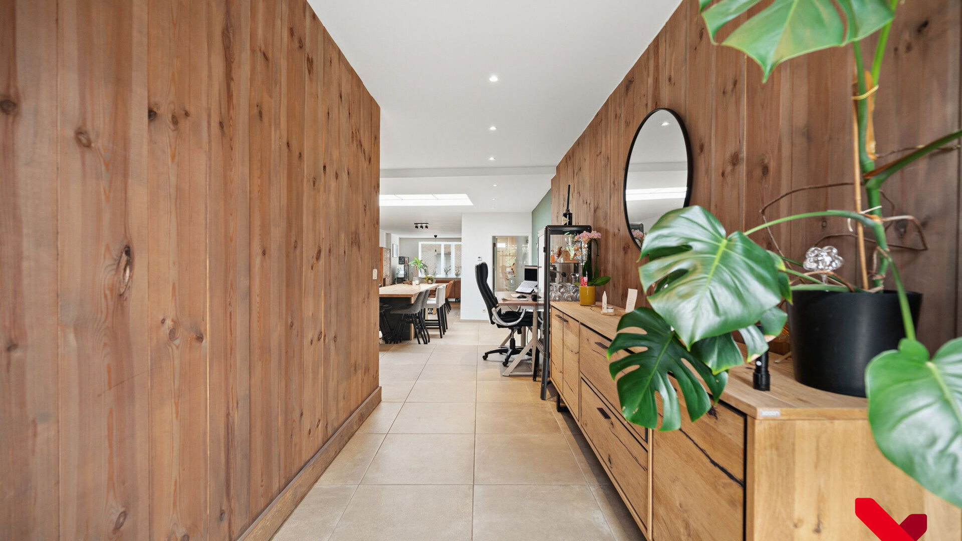 Welkom in Tienen! Deze instapklare woning, volledig gerenoveerd in 2018, geniet van een rustige ligging aan de stadsrand, met winkels, scholen en openbaar vervoer op wandel- en fietsafstand.

Via de inkomhal met vestiaire betreden we de woning. De open le