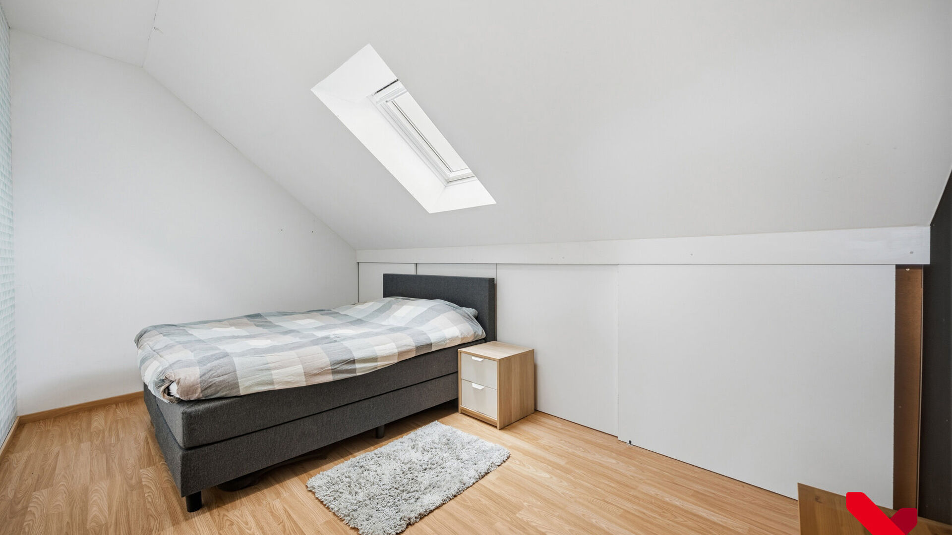 Welkom in Tienen! Deze instapklare woning, volledig gerenoveerd in 2018, geniet van een rustige ligging aan de stadsrand, met winkels, scholen en openbaar vervoer op wandel- en fietsafstand.

Via de inkomhal met vestiaire betreden we de woning. De open le
