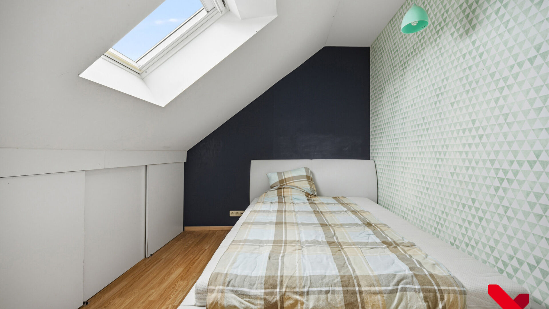 Welkom in Tienen! Deze instapklare woning, volledig gerenoveerd in 2018, geniet van een rustige ligging aan de stadsrand, met winkels, scholen en openbaar vervoer op wandel- en fietsafstand.

Via de inkomhal met vestiaire betreden we de woning. De open le
