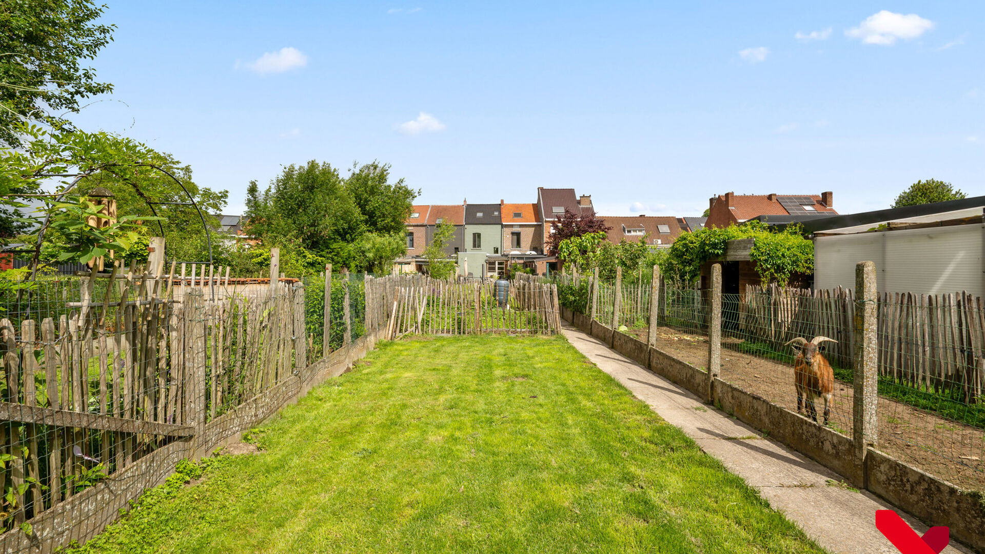 Welkom in Tienen! Deze instapklare woning, volledig gerenoveerd in 2018, geniet van een rustige ligging aan de stadsrand, met winkels, scholen en openbaar vervoer op wandel- en fietsafstand.

Via de inkomhal met vestiaire betreden we de woning. De open le