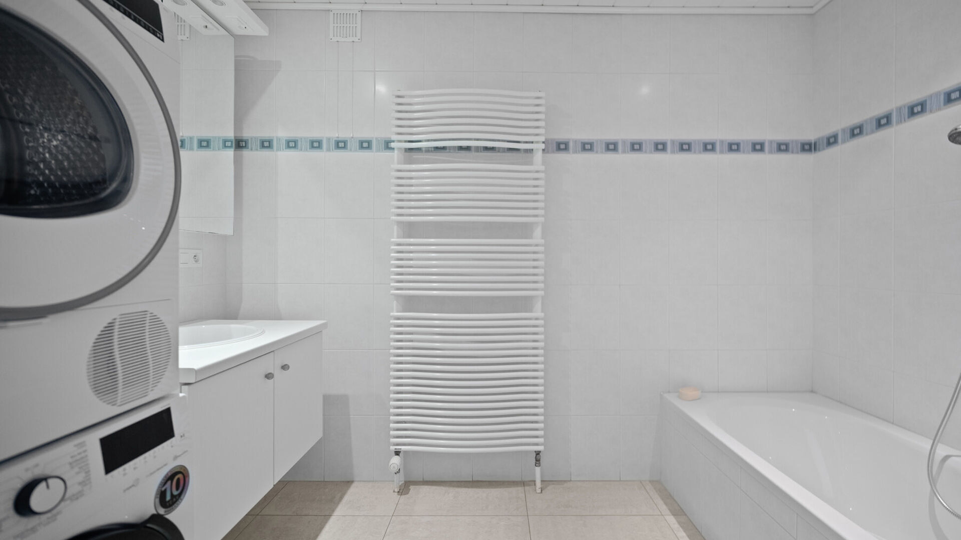 Bienvenue à Wilsele ! À deux pas de Louvain, du canal et des étangs de Bellefroid, découvrez ce spacieux bien, prêt à emménager, composé d'un studio au rez-de-chaussée et d'un duplex aux premier et deuxième étages, vendu comme un seul ensemble.