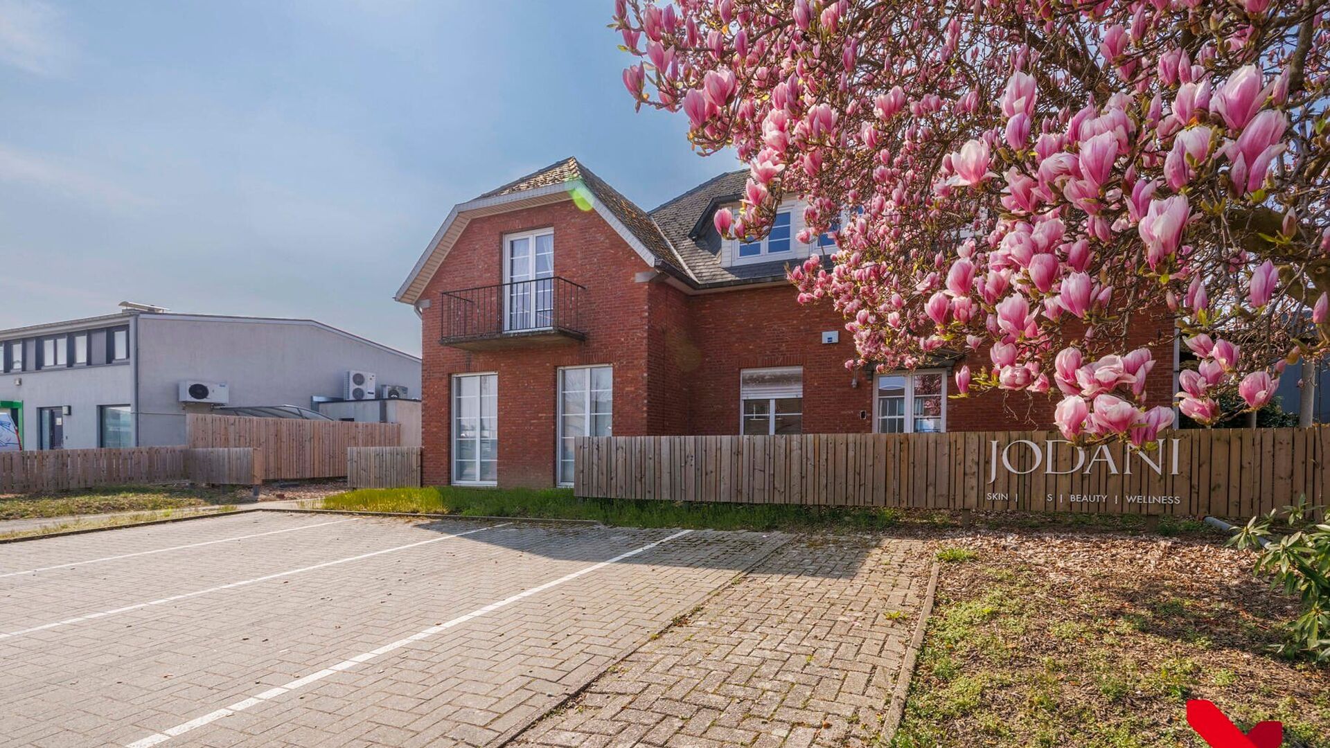 Découvrez cette imposante villa commerciale indépendante d'une surface utile généreuse de plus de 350 m², située dans un emplacement stratégique de premier ordre à proximité de l'autoroute E40 et de la route d'accès au parc de recherche Haasrode