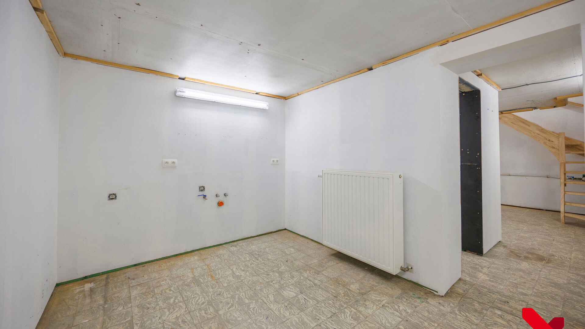 Découvrez cette imposante villa commerciale indépendante d'une surface utile généreuse de plus de 350 m², située dans un emplacement stratégique de premier ordre à proximité de l'autoroute E40 et de la route d'accès au parc de recherche Haasrode