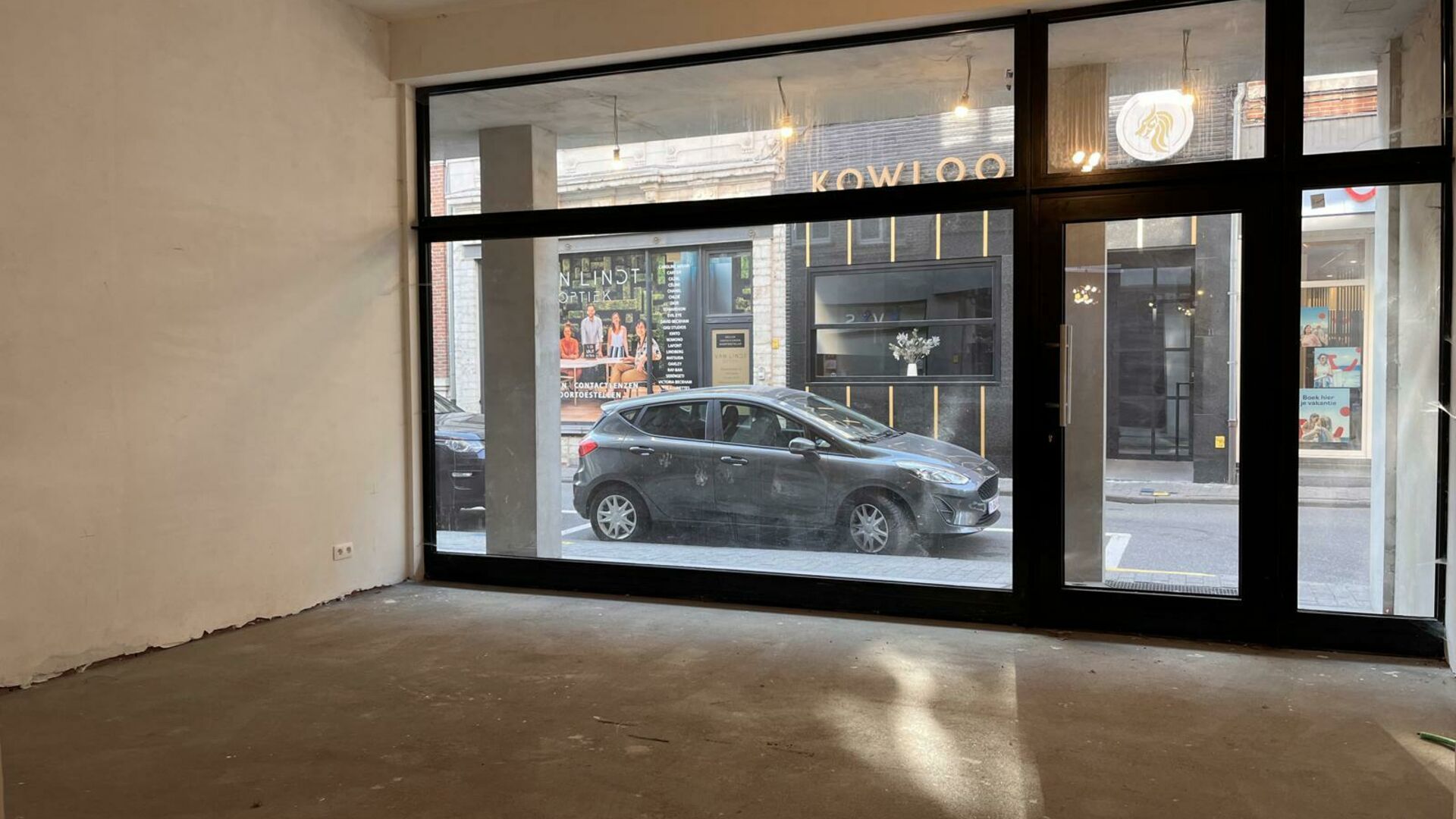 Renovated commercial property in the center of Tienen, perfectly located between the Grote Markt, spiegelstraat and parking Manege (200m). The property has a surface area of 150m2 with a large and modern new display window with large showcase, very high c