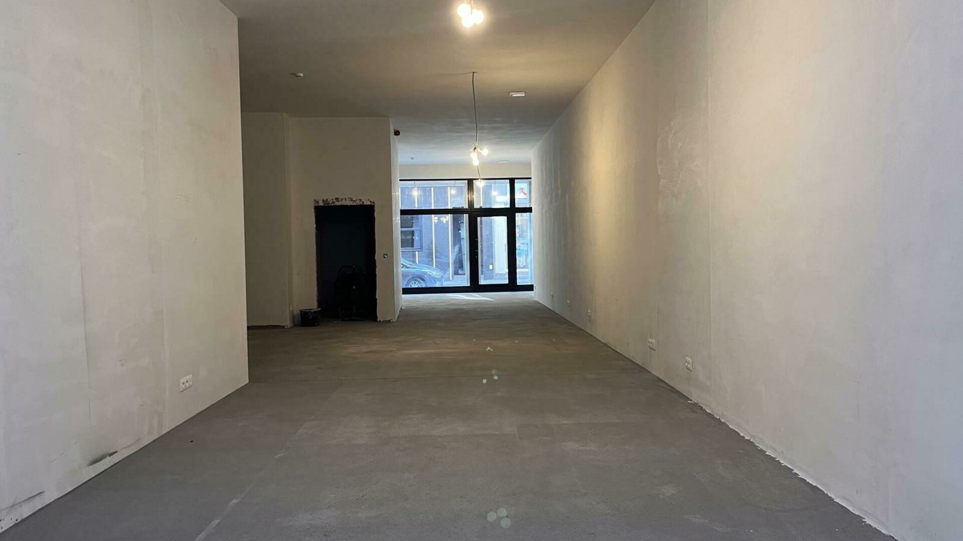 Renovated commercial property in the center of Tienen, perfectly located between the Grote Markt, spiegelstraat and parking Manege (200m). The property has a surface area of 150m2 with a large and modern new display window with large showcase, very high c
