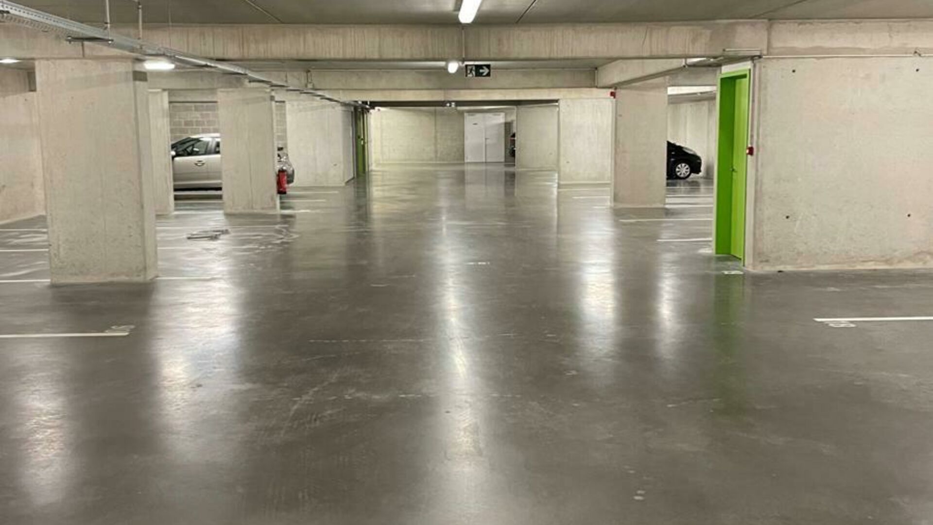In residence 'Woods' on Tiensesteenweg we rent 3 underground car parking spaces. The parking is closed and accessible with an automatic gate. Good connection to Leuven center and railway station. Parking spaces are available available.   Rent per parkin