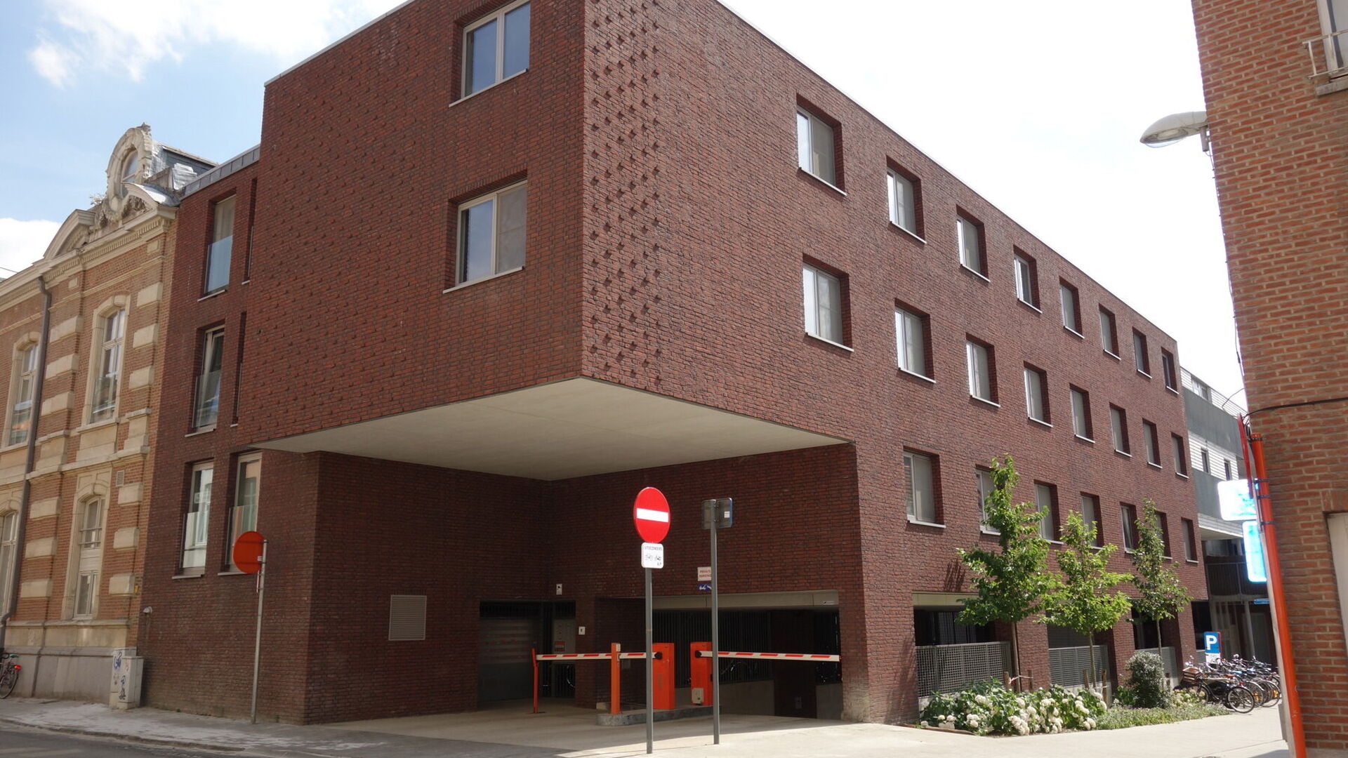 underground parking spaces for rent in Residentie Cartijnenveld.  This is located in the underground parking area under the former State Police. Access is via Dagobertstraat and has an electrically lockable gate at the street. Rent: 90 €/month + VAT Imm
