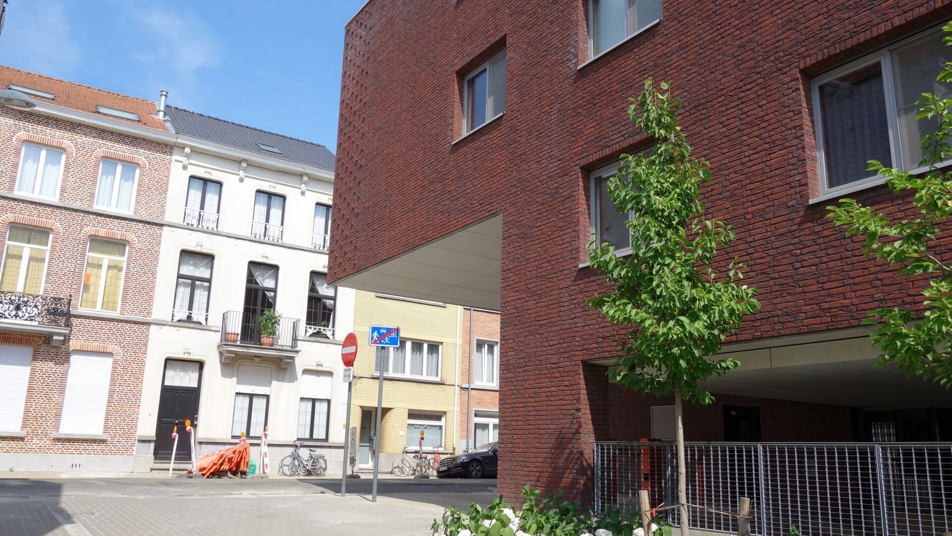 underground parking spaces for rent in Residentie Cartijnenveld.  This is located in the underground parking area under the former State Police. Access is via Dagobertstraat and has an electrically lockable gate at the street. Rent: 90 €/month + VAT Imm