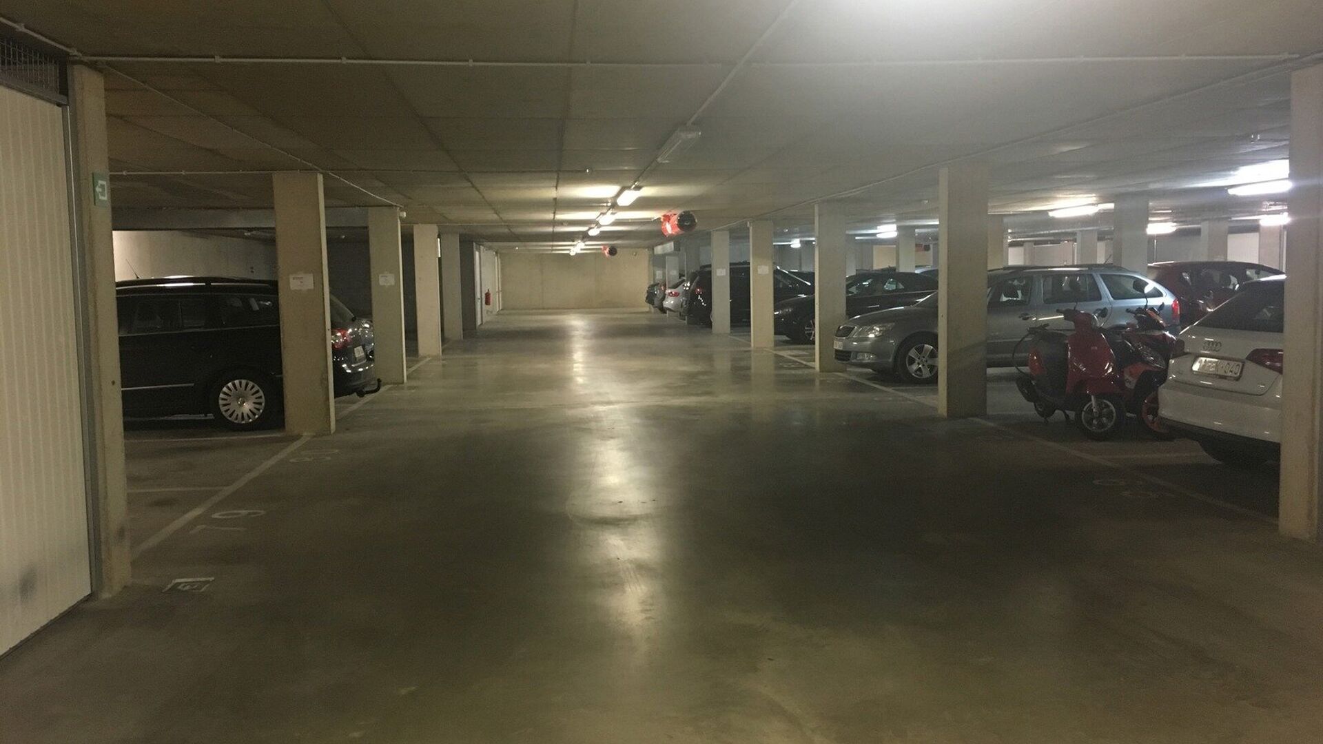 underground parking spaces for rent in Residentie Cartijnenveld.  This is located in the underground parking area under the former State Police. Access is via Dagobertstraat and has an electrically lockable gate at the street. Rent: 90 €/month + VAT Imm