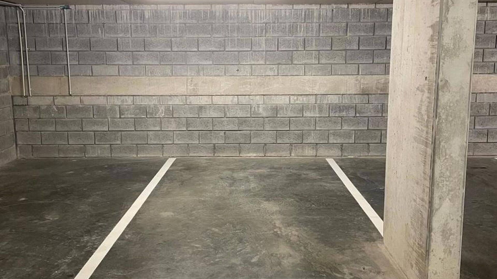 Discover the perfect parking solution in the bustling heart of Leuven! This parking space is situated in a prime location and features a secure, automatic gate. Access is provided via both a key and a badge.
Features:
- Prime location at the Vaartkom in