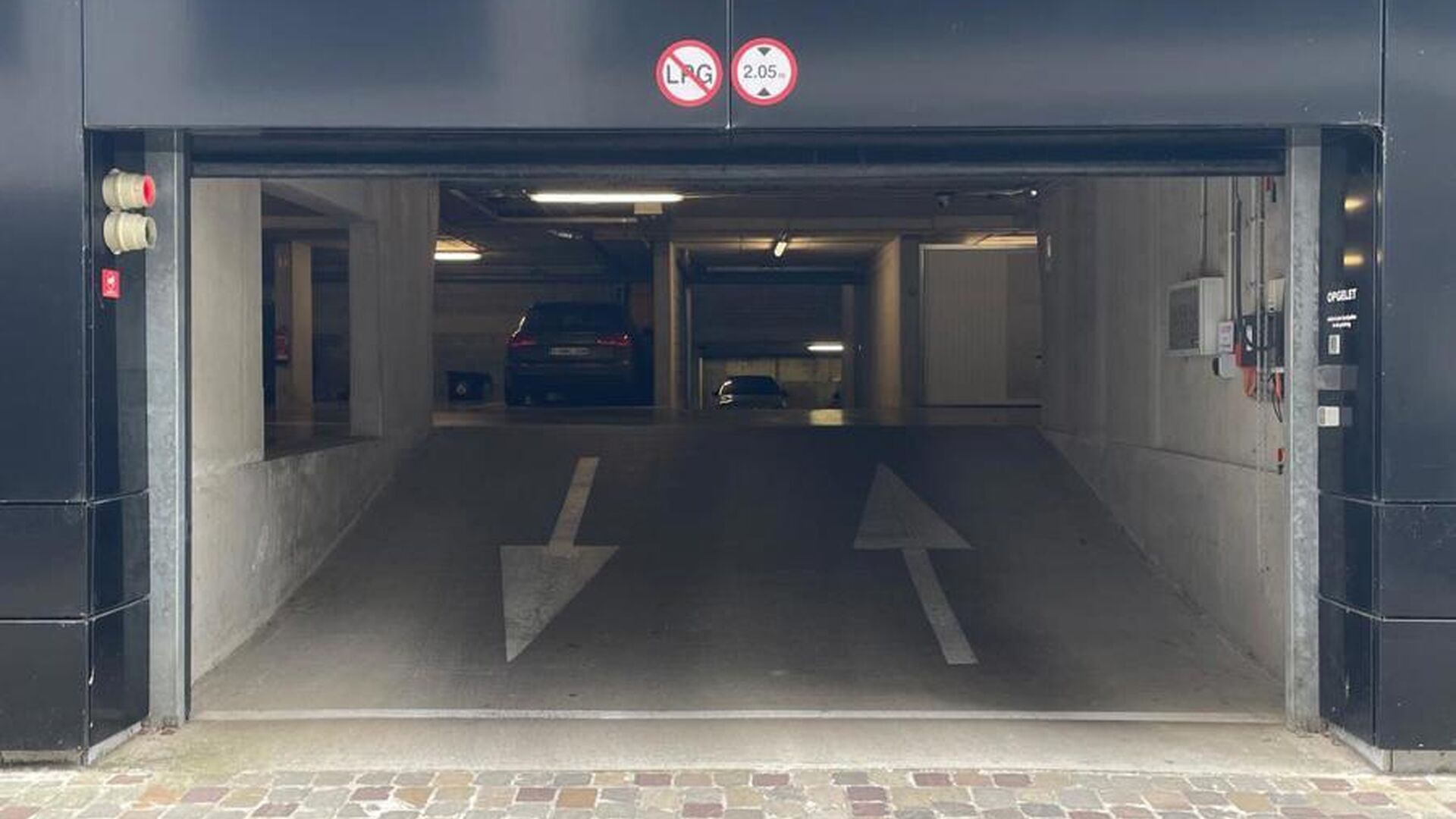 Discover the perfect parking solution in the bustling heart of Leuven! This parking space is situated in a prime location and features a secure, automatic gate. Access is provided via both a key and a badge.
Features:
- Prime location at the Vaartkom in