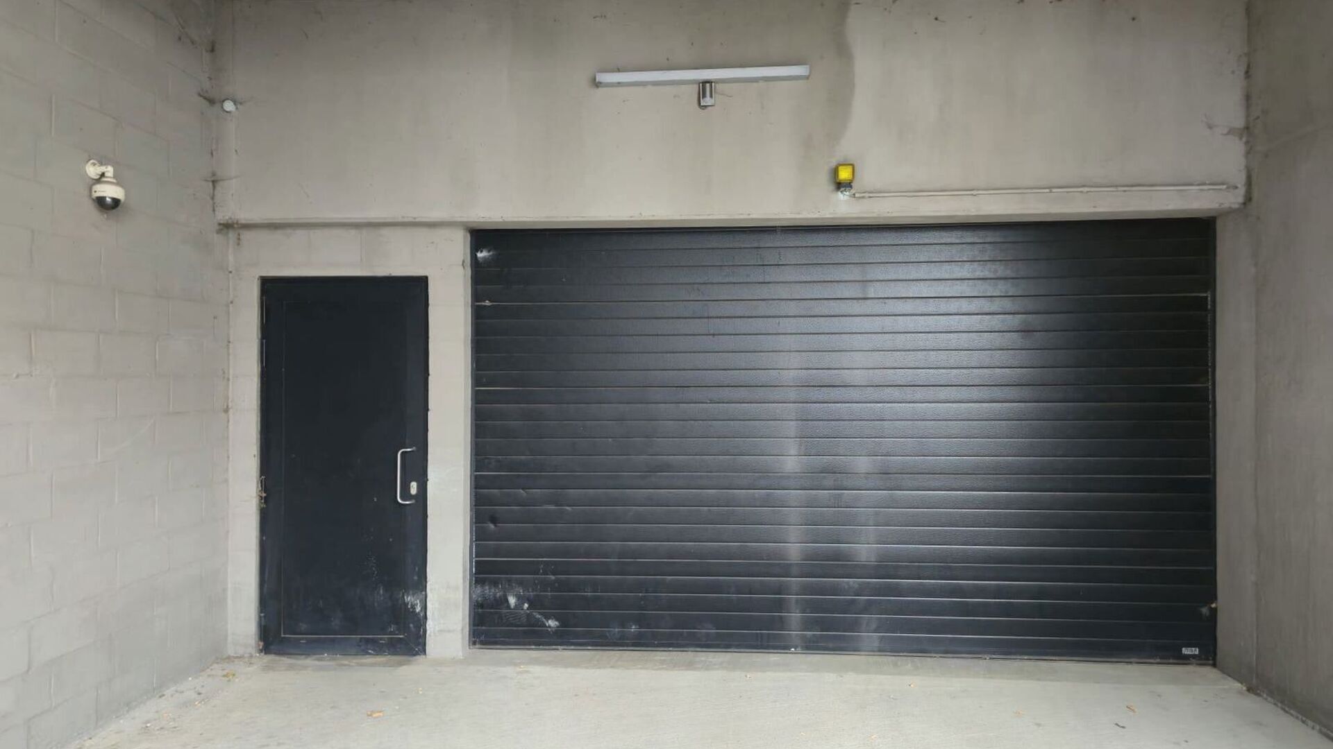 Discover the perfect parking solution on the Leuven ring road! This parking space is situated in an excellent location, with the office buildings at the station and the Philips site nearby. Additionally, the spacious parking spot is easily accessible, mod