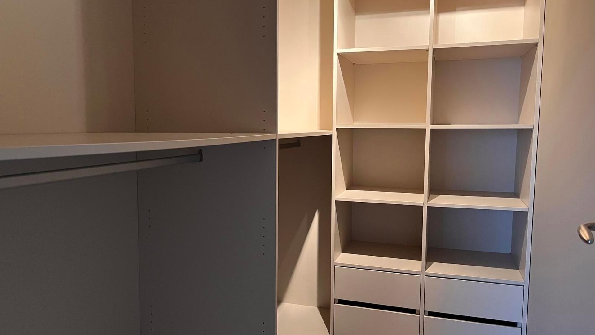 Vous êtes à la recherche d'une maison familiale moderne, offrant suffisamment d'espace et située dans un environnement calme ? Cette récente maison demi-ouverte est située dans une rue paisible à Herent. Son emplacement est particulièrement pratiqu