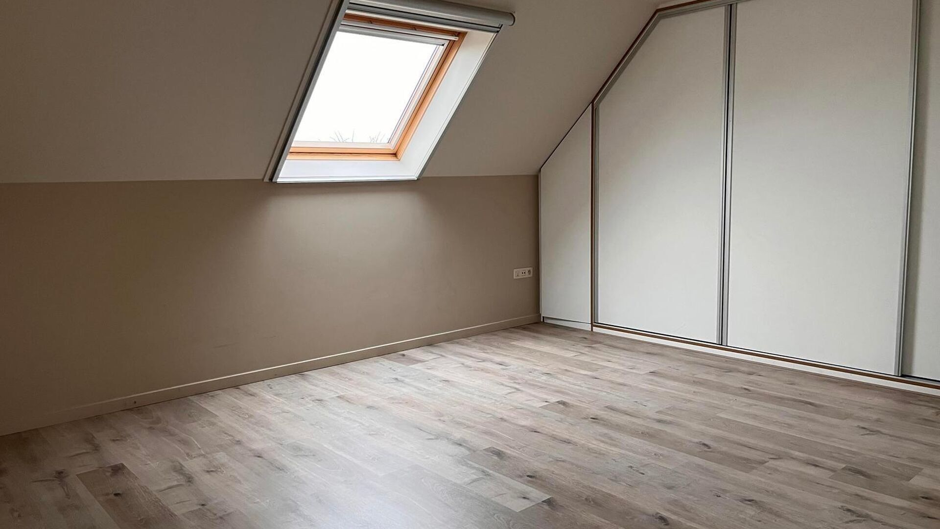Vous êtes à la recherche d'une maison familiale moderne, offrant suffisamment d'espace et située dans un environnement calme ? Cette récente maison demi-ouverte est située dans une rue paisible à Herent. Son emplacement est particulièrement pratiqu