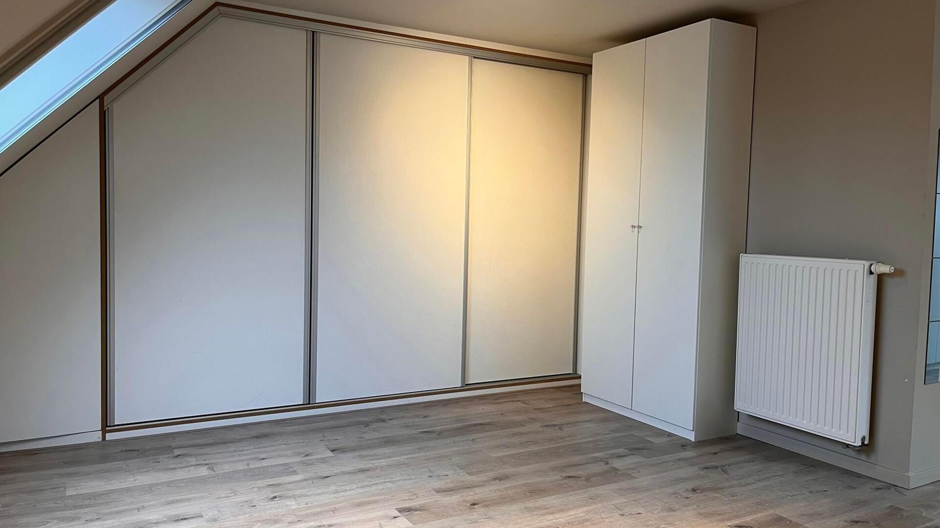 Vous êtes à la recherche d'une maison familiale moderne, offrant suffisamment d'espace et située dans un environnement calme ? Cette récente maison demi-ouverte est située dans une rue paisible à Herent. Son emplacement est particulièrement pratiqu