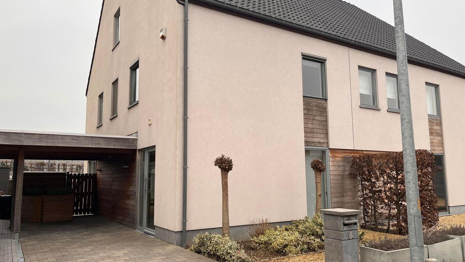 Vous êtes à la recherche d'une maison familiale moderne, offrant suffisamment d'espace et située dans un environnement calme ? Cette récente maison demi-ouverte est située dans une rue paisible à Herent. Son emplacement est particulièrement pratiqu