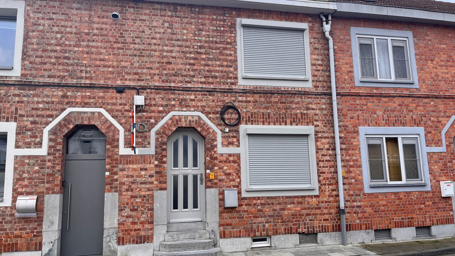 Cette solide maison des années 30 est située dans l'une des rues les plus agréables et les plus calmes de Louvain. Elle a été entièrement rénovée et se compose comme suit : hall d'entrée, séjour ouvert avec cuisine adjacente entièrement équip