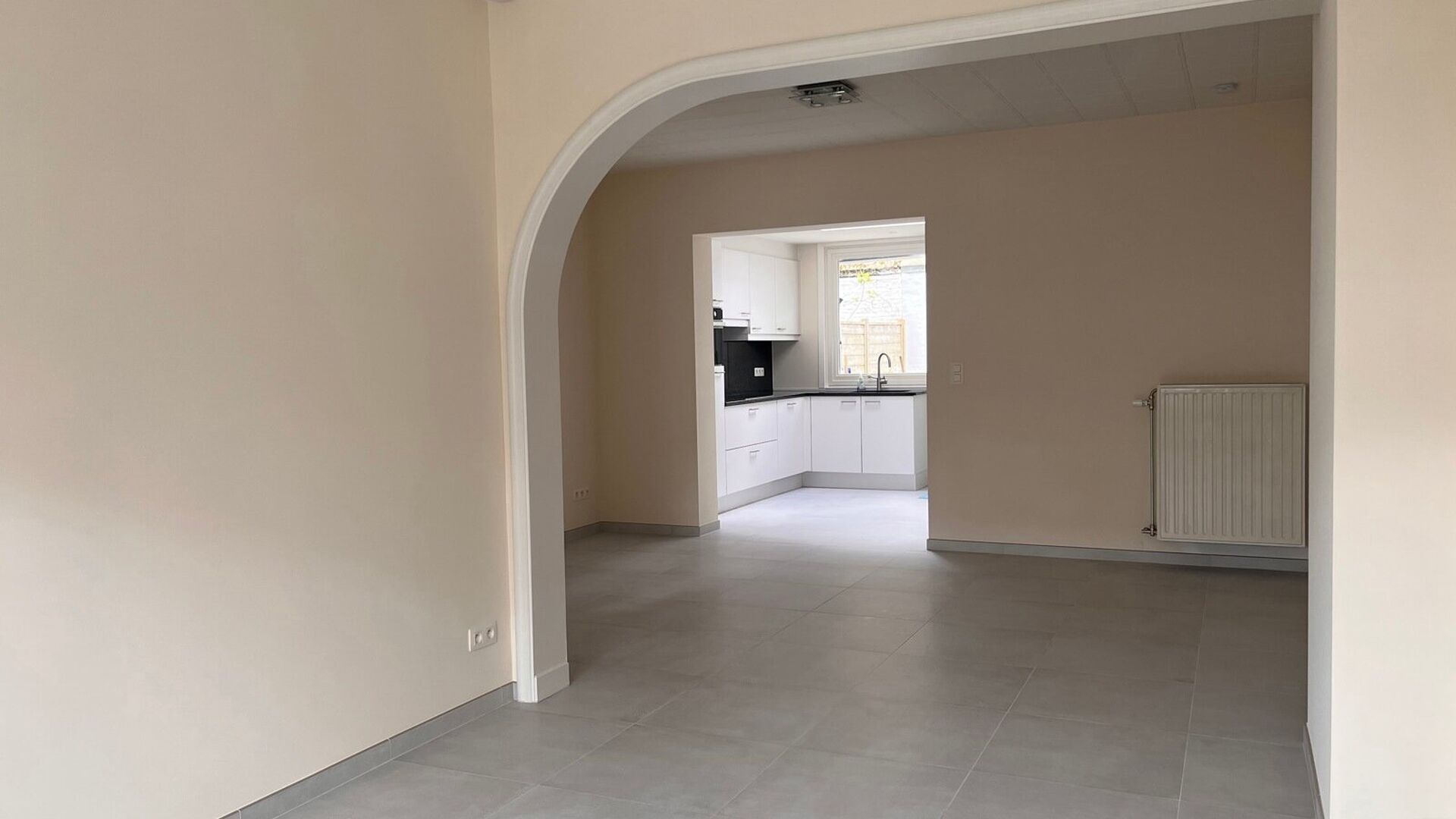 Cette solide maison des années 30 est située dans l'une des rues les plus agréables et les plus calmes de Louvain. Elle a été entièrement rénovée et se compose comme suit : hall d'entrée, séjour ouvert avec cuisine adjacente entièrement équip