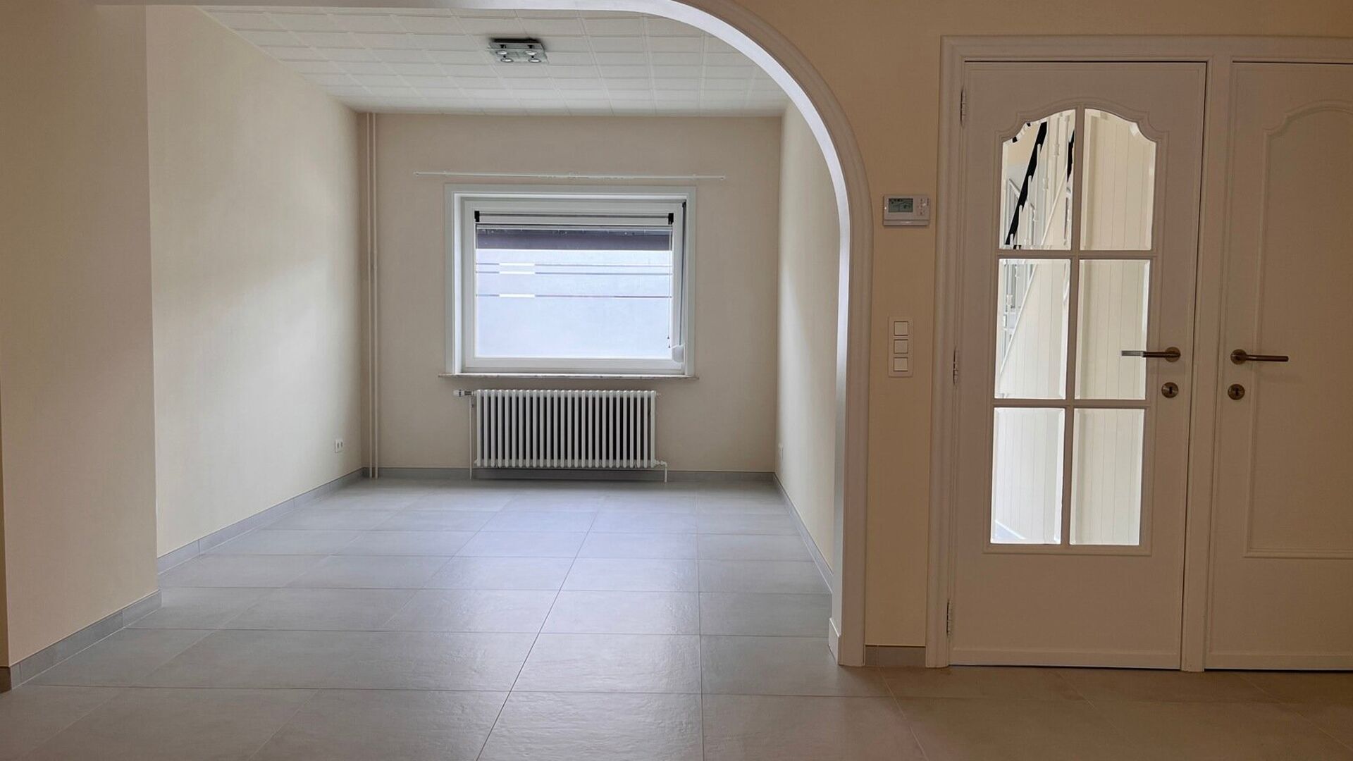 Cette solide maison des années 30 est située dans l'une des rues les plus agréables et les plus calmes de Louvain. Elle a été entièrement rénovée et se compose comme suit : hall d'entrée, séjour ouvert avec cuisine adjacente entièrement équip