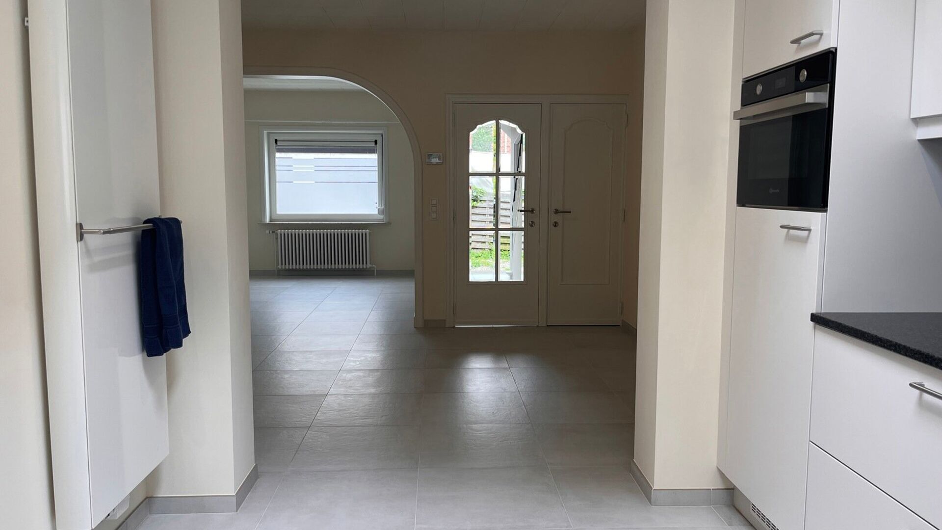 Cette solide maison des années 30 est située dans l'une des rues les plus agréables et les plus calmes de Louvain. Elle a été entièrement rénovée et se compose comme suit : hall d'entrée, séjour ouvert avec cuisine adjacente entièrement équip