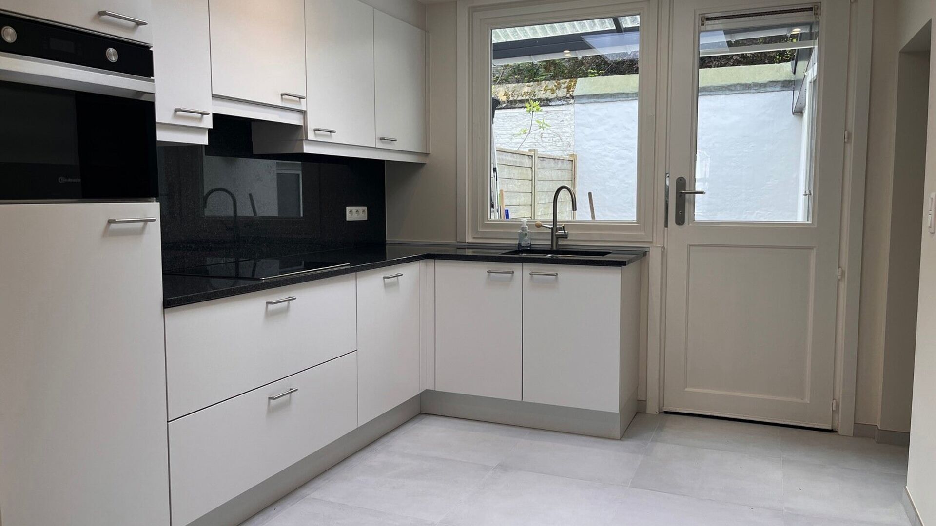 Cette solide maison des années 30 est située dans l'une des rues les plus agréables et les plus calmes de Louvain. Elle a été entièrement rénovée et se compose comme suit : hall d'entrée, séjour ouvert avec cuisine adjacente entièrement équip