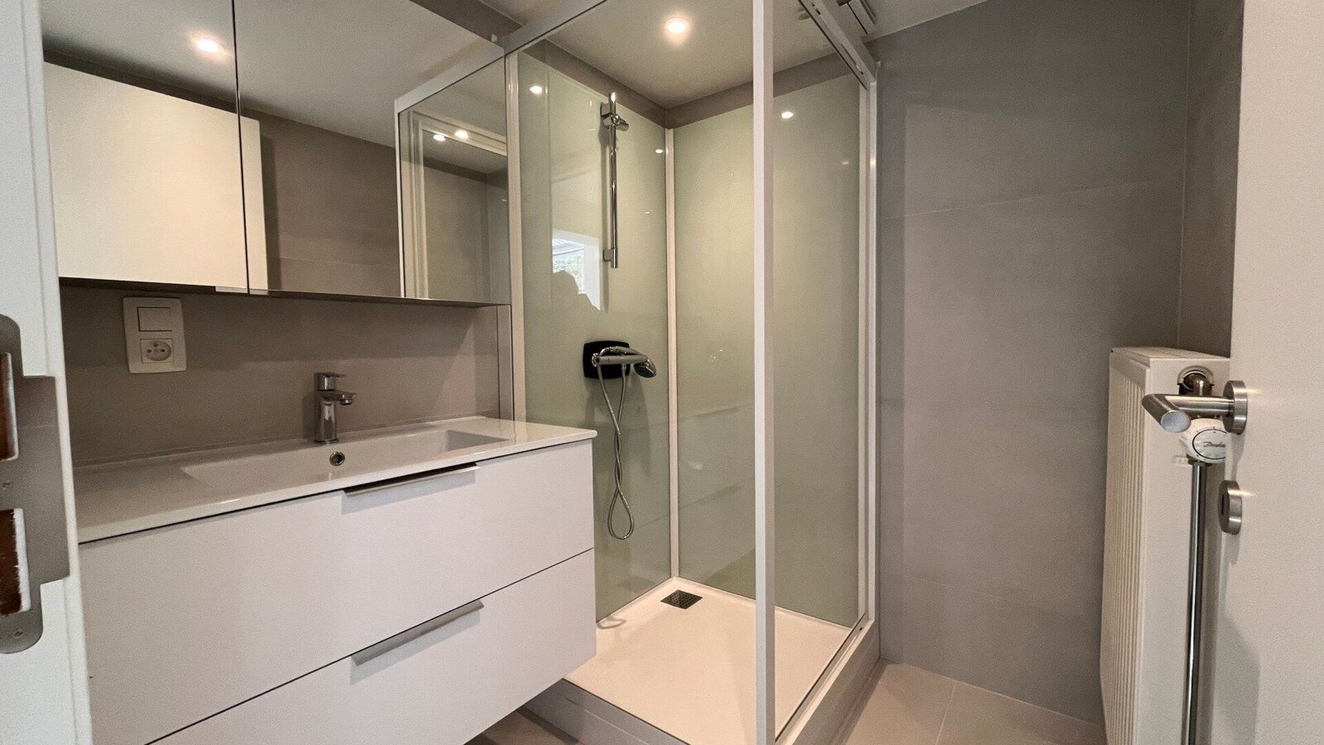 Cette solide maison des années 30 est située dans l'une des rues les plus agréables et les plus calmes de Louvain. Elle a été entièrement rénovée et se compose comme suit : hall d'entrée, séjour ouvert avec cuisine adjacente entièrement équip