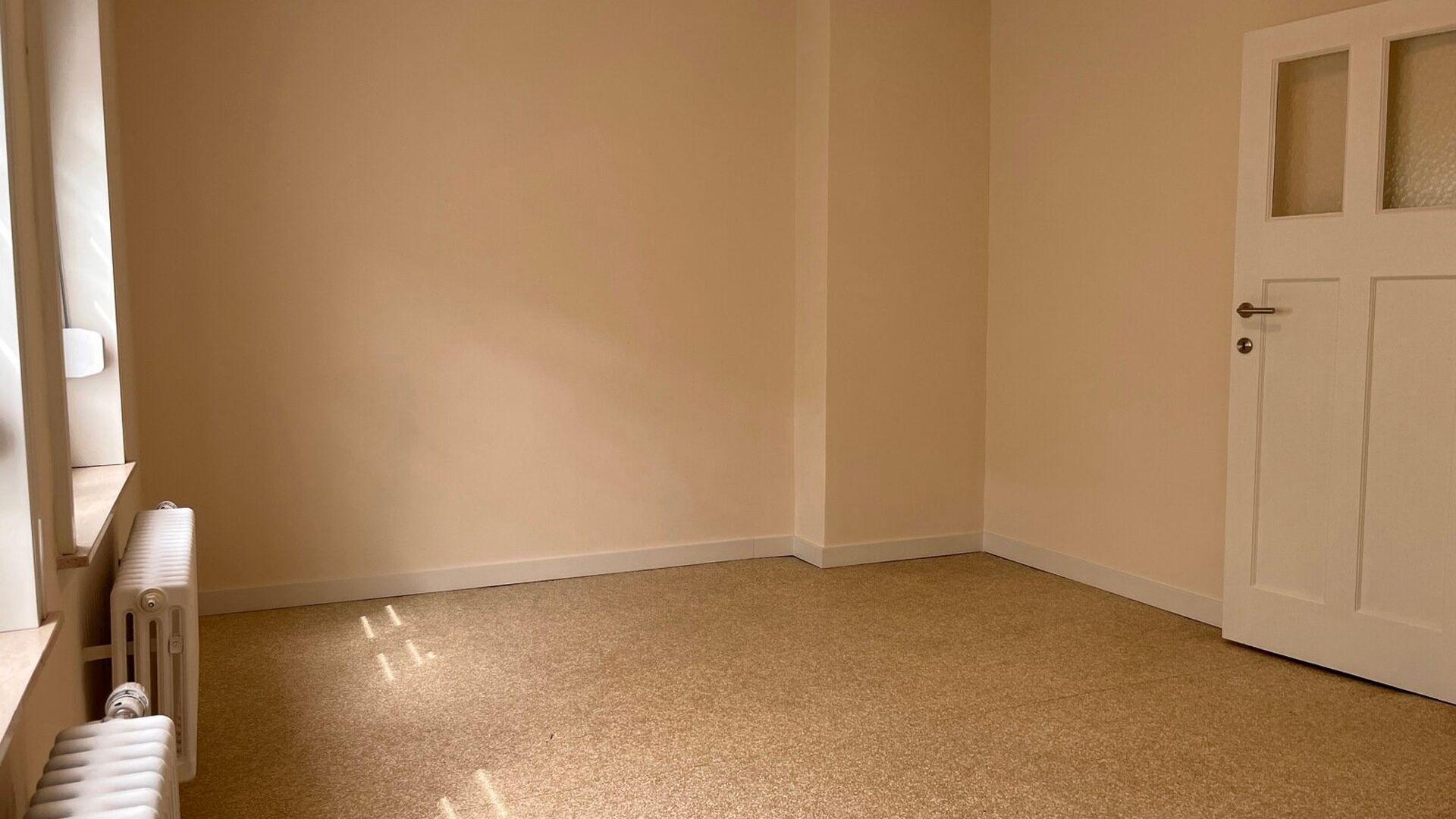 Cette solide maison des années 30 est située dans l'une des rues les plus agréables et les plus calmes de Louvain. Elle a été entièrement rénovée et se compose comme suit : hall d'entrée, séjour ouvert avec cuisine adjacente entièrement équip