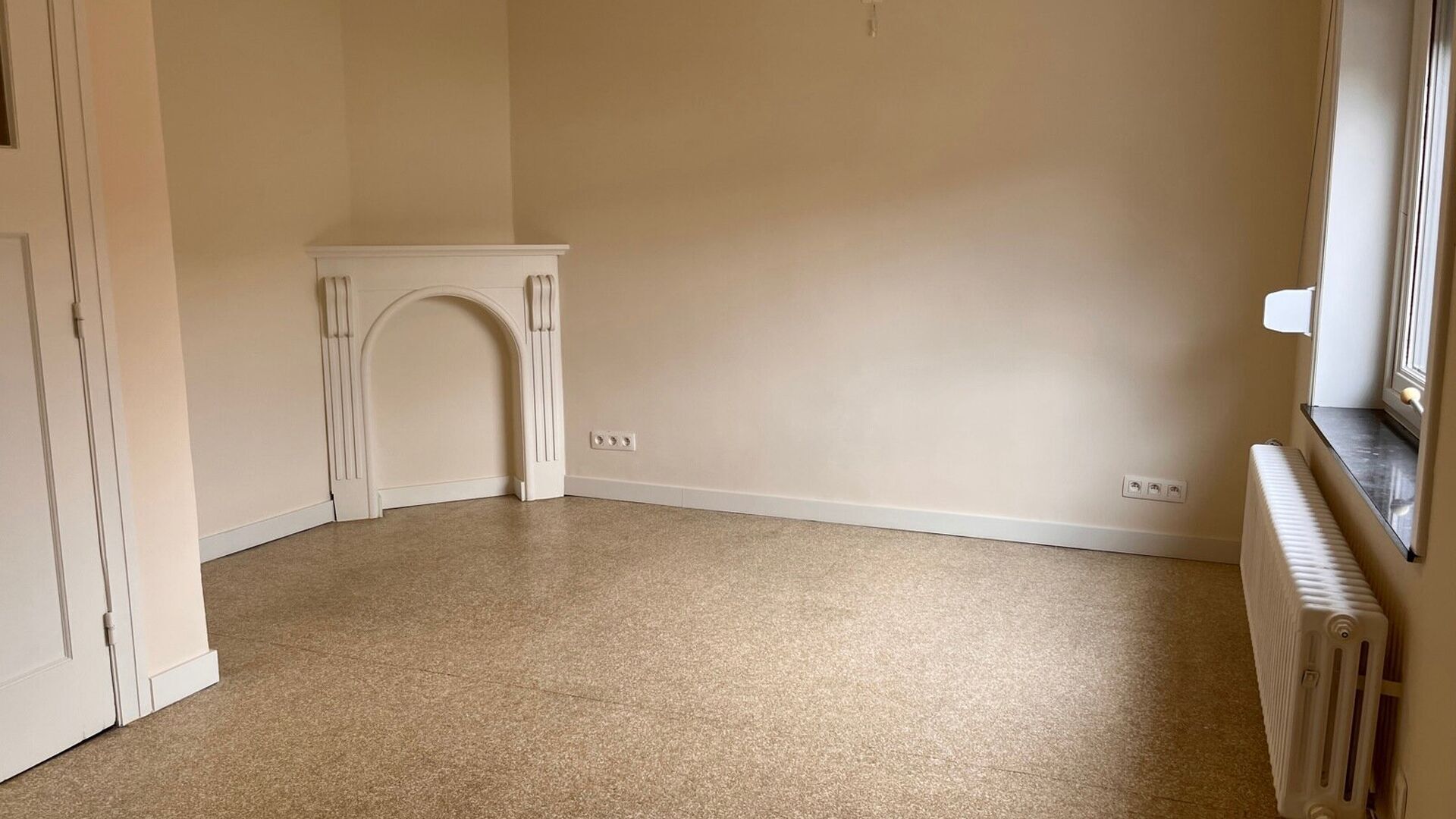 Cette solide maison des années 30 est située dans l'une des rues les plus agréables et les plus calmes de Louvain. Elle a été entièrement rénovée et se compose comme suit : hall d'entrée, séjour ouvert avec cuisine adjacente entièrement équip