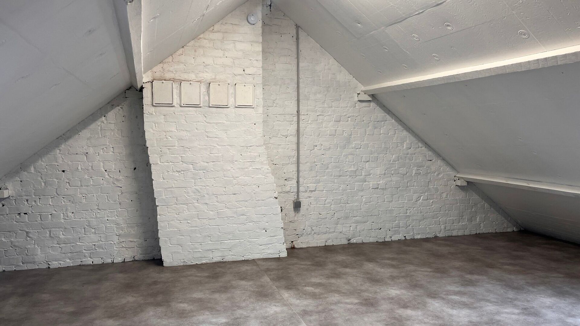 Cette solide maison des années 30 est située dans l'une des rues les plus agréables et les plus calmes de Louvain. Elle a été entièrement rénovée et se compose comme suit : hall d'entrée, séjour ouvert avec cuisine adjacente entièrement équip