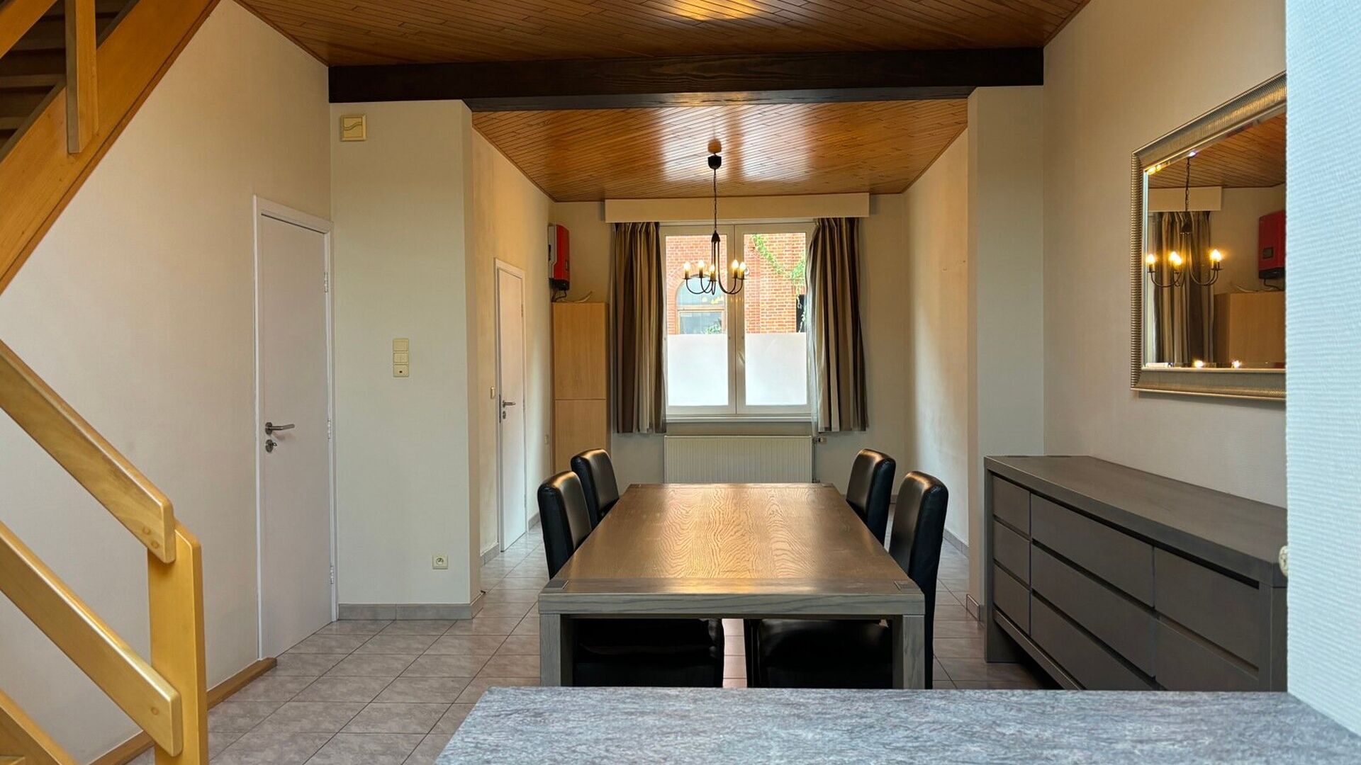 Cette charmante maison est situ&eacute;e dans la tranquille et accueillante Richard Valvekensstraat &agrave; Kessel-op. La propri&eacute;t&eacute; offre une combinaison id&eacute;ale de confort et de tranquillit&eacute;, parfaite pour ceux qui recherchent un endroit agr&eacute;able &agrave; vivre dans 