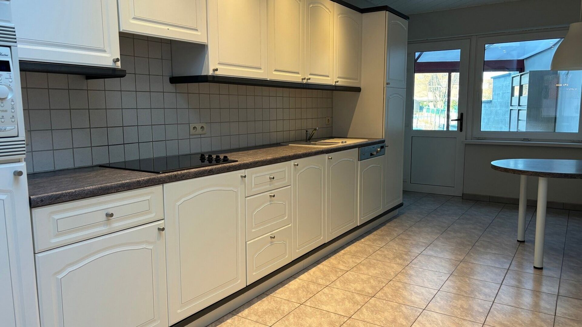 Cette charmante maison est situ&eacute;e dans la tranquille et accueillante Richard Valvekensstraat &agrave; Kessel-op. La propri&eacute;t&eacute; offre une combinaison id&eacute;ale de confort et de tranquillit&eacute;, parfaite pour ceux qui recherchent un endroit agr&eacute;able &agrave; vivre dans 