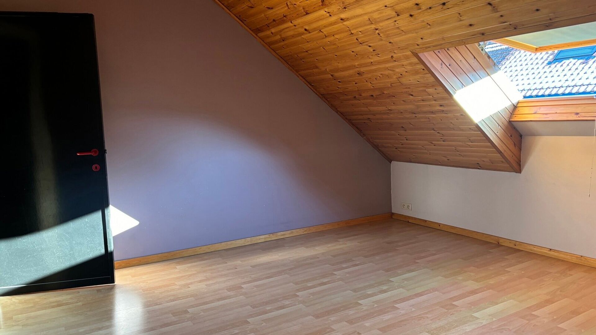 Cette charmante maison est situ&eacute;e dans la tranquille et accueillante Richard Valvekensstraat &agrave; Kessel-op. La propri&eacute;t&eacute; offre une combinaison id&eacute;ale de confort et de tranquillit&eacute;, parfaite pour ceux qui recherchent un endroit agr&eacute;able &agrave; vivre dans 