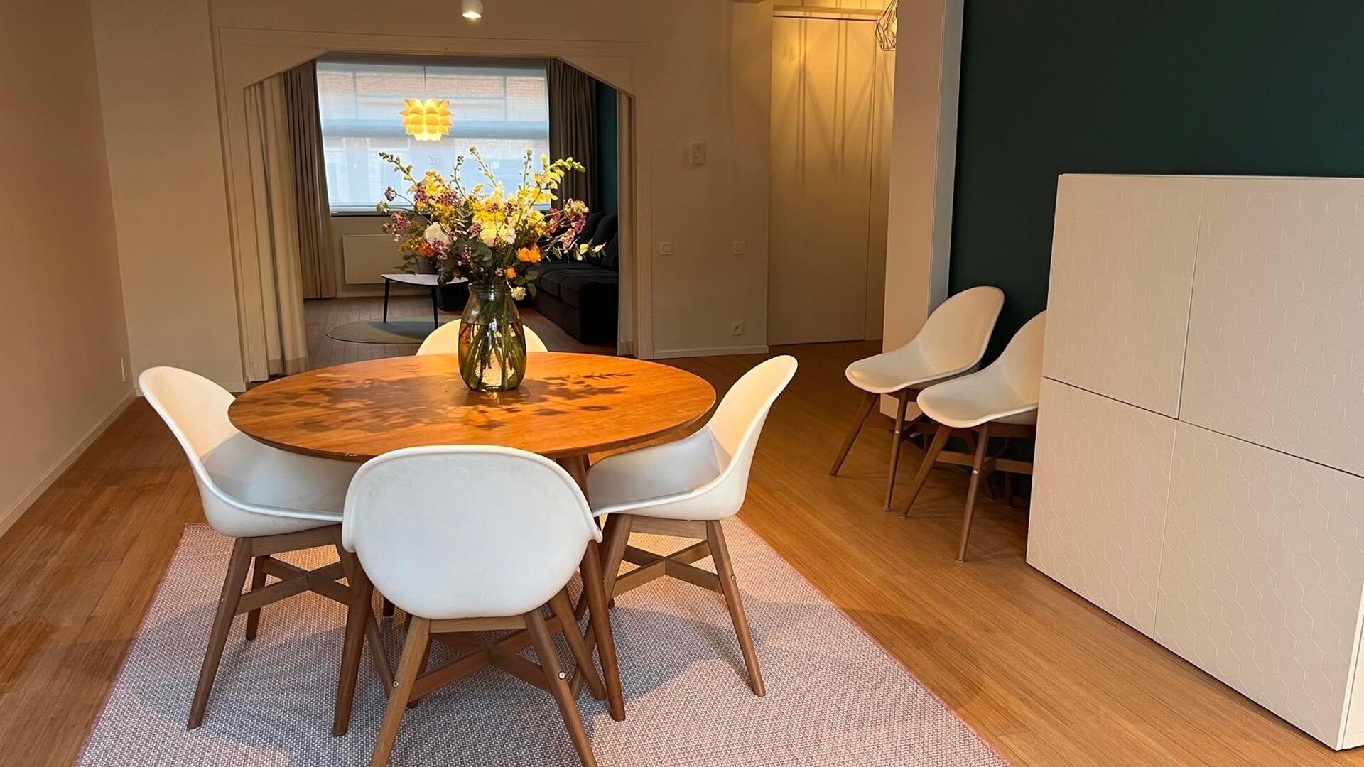 Cette belle maison bourgeoise rénovée à l'architecture moderniste est située dans l'un des plus beaux quartiers de Louvain, à l'intérieur du périphérique, le Nouveau Quartier. Hall d'entrée pratique avec placard de rangement, toilettes séparées