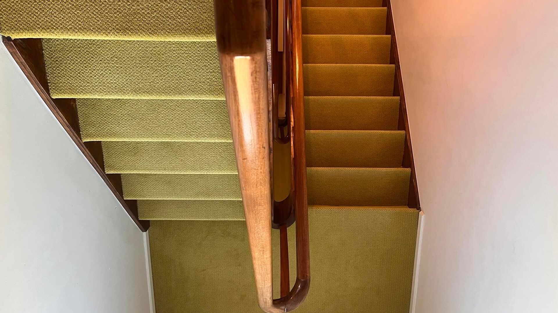 Cette belle maison bourgeoise rénovée à l'architecture moderniste est située dans l'un des plus beaux quartiers de Louvain, à l'intérieur du périphérique, le Nouveau Quartier. Hall d'entrée pratique avec placard de rangement, toilettes séparées