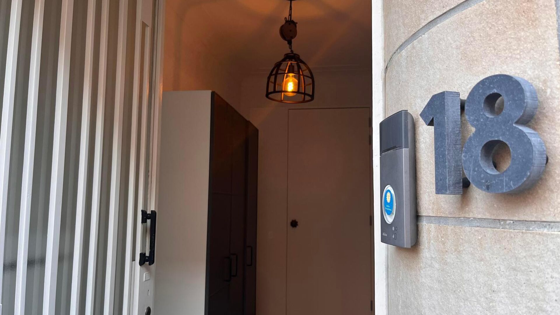 This nice beautifully renovated middle-class house with modernist architecture is located in one of Leuven's nicest neighbourhoods within the ring road, the Nieuw Kwartier. Practical entrance hall with storage cupboard, separate toilet with access to cell