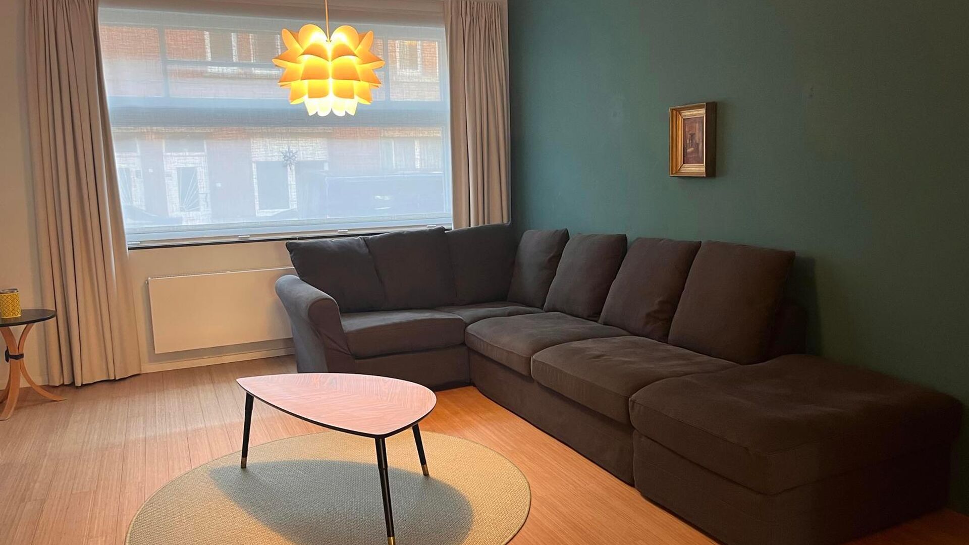 This nice beautifully renovated middle-class house with modernist architecture is located in one of Leuven's nicest neighbourhoods within the ring road, the Nieuw Kwartier. Practical entrance hall with storage cupboard, separate toilet with access to cell