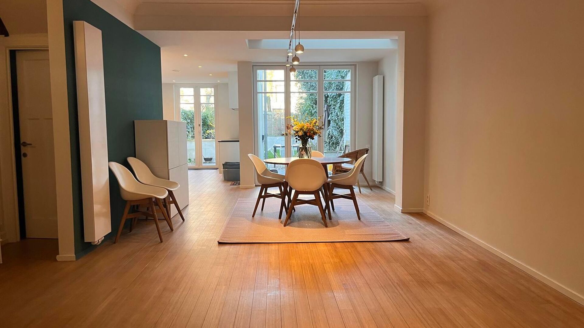 This nice beautifully renovated middle-class house with modernist architecture is located in one of Leuven's nicest neighbourhoods within the ring road, the Nieuw Kwartier. Practical entrance hall with storage cupboard, separate toilet with access to cell