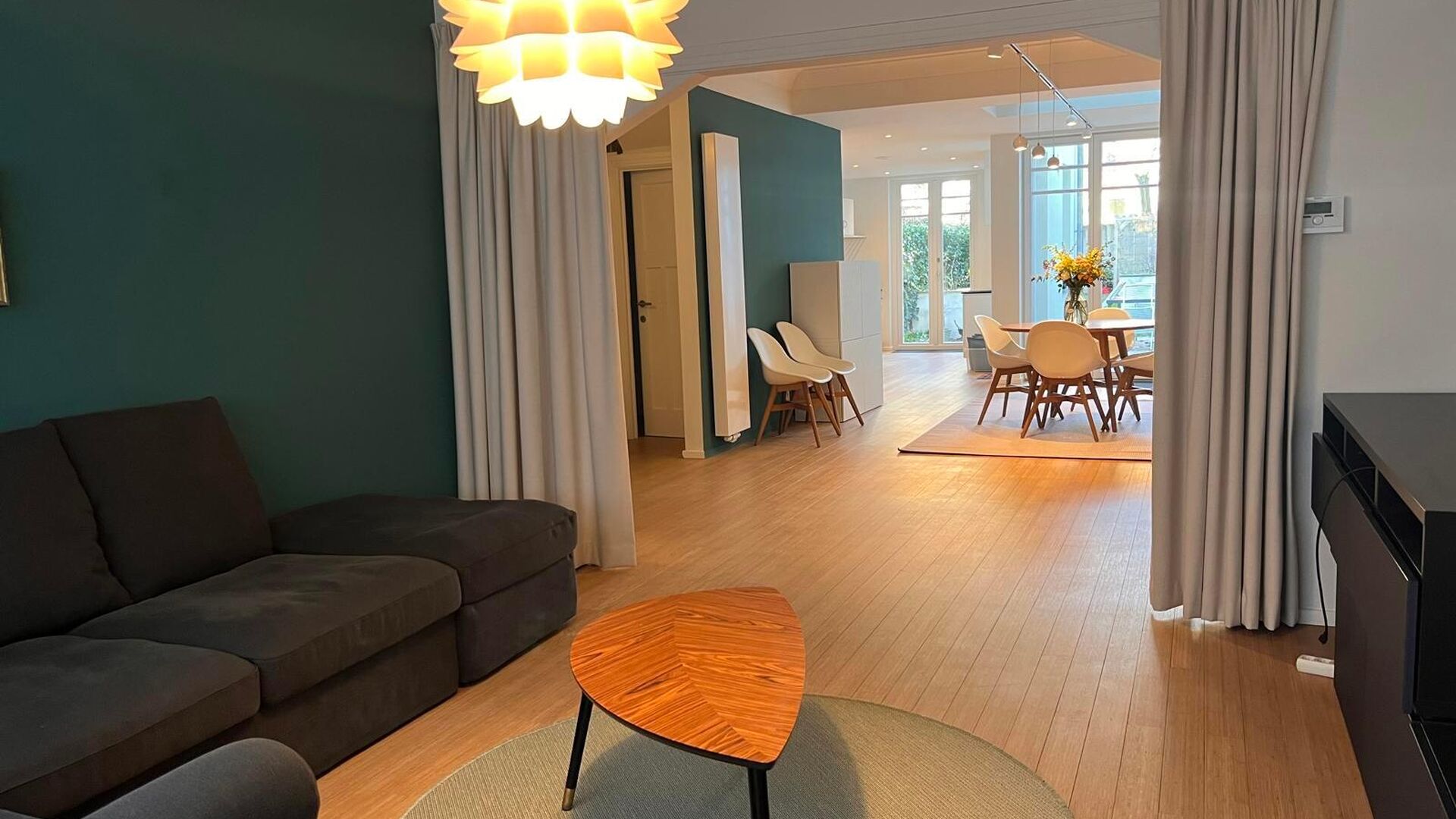 This nice beautifully renovated middle-class house with modernist architecture is located in one of Leuven's nicest neighbourhoods within the ring road, the Nieuw Kwartier. Practical entrance hall with storage cupboard, separate toilet with access to cell