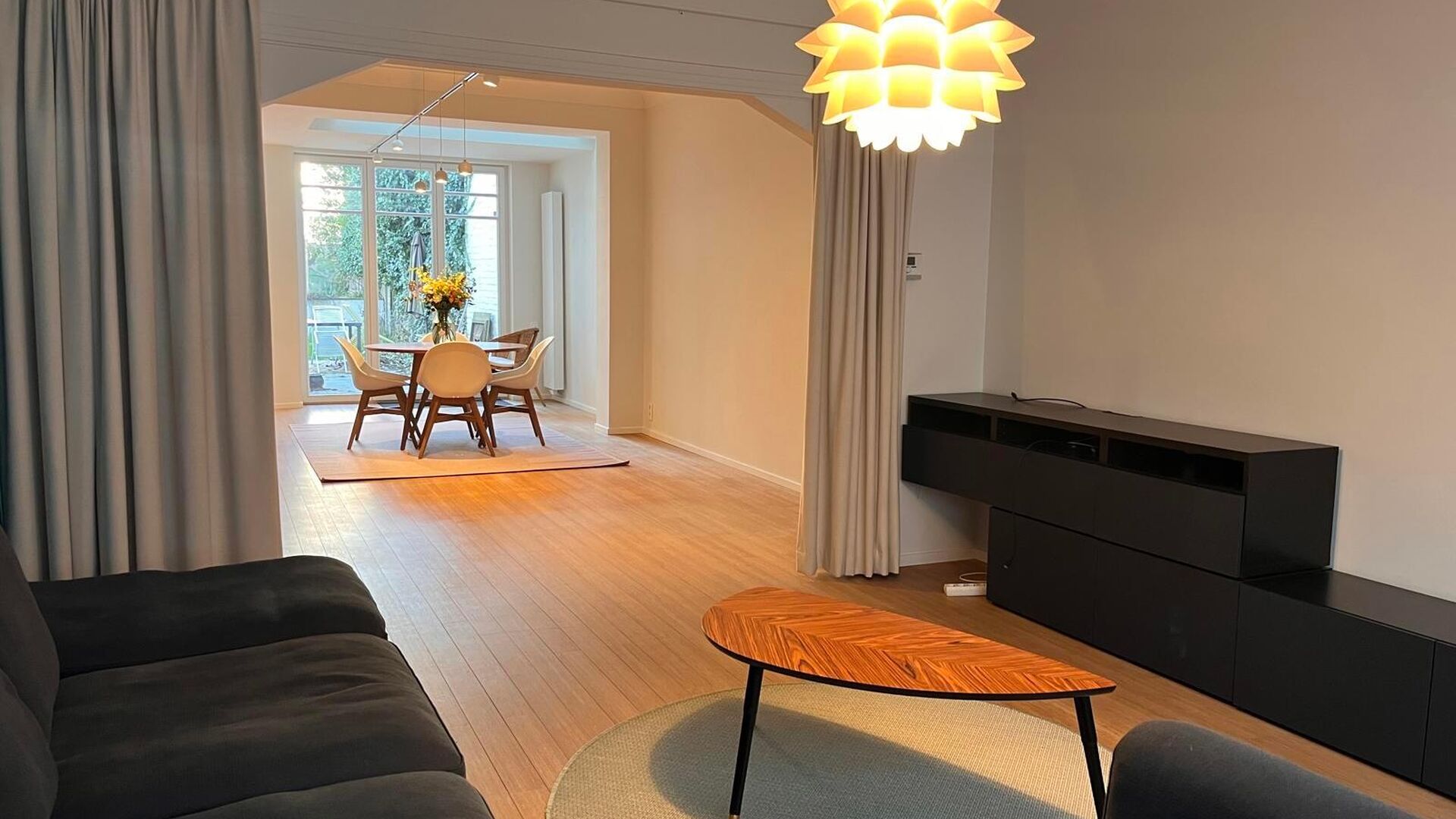 This nice beautifully renovated middle-class house with modernist architecture is located in one of Leuven's nicest neighbourhoods within the ring road, the Nieuw Kwartier. Practical entrance hall with storage cupboard, separate toilet with access to cell