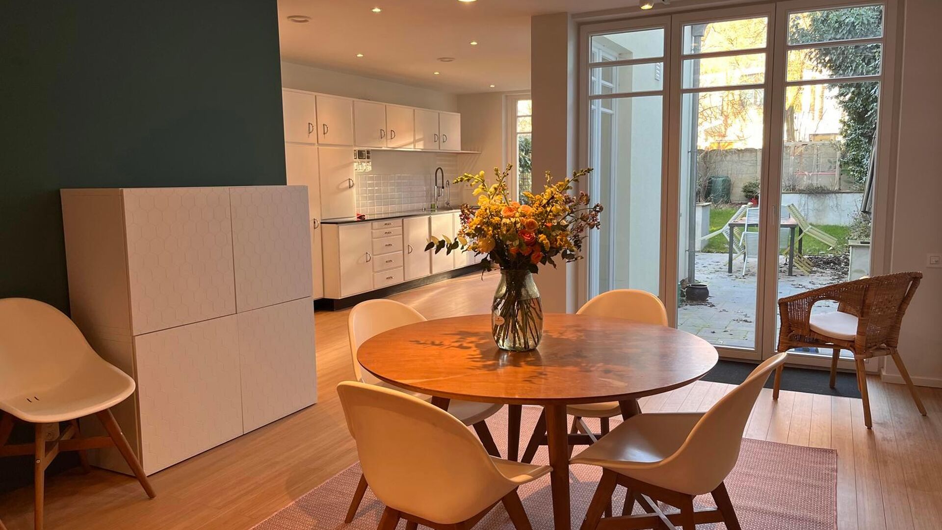 This nice beautifully renovated middle-class house with modernist architecture is located in one of Leuven's nicest neighbourhoods within the ring road, the Nieuw Kwartier. Practical entrance hall with storage cupboard, separate toilet with access to cell