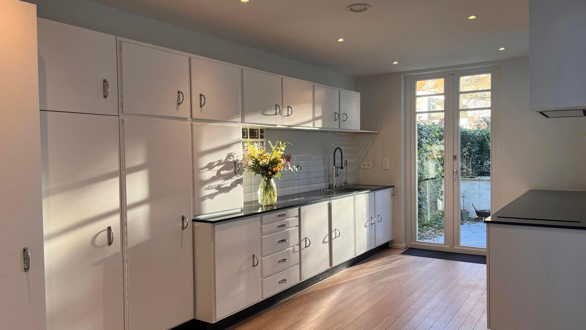 This nice beautifully renovated middle-class house with modernist architecture is located in one of Leuven's nicest neighbourhoods within the ring road, the Nieuw Kwartier. Practical entrance hall with storage cupboard, separate toilet with access to cell